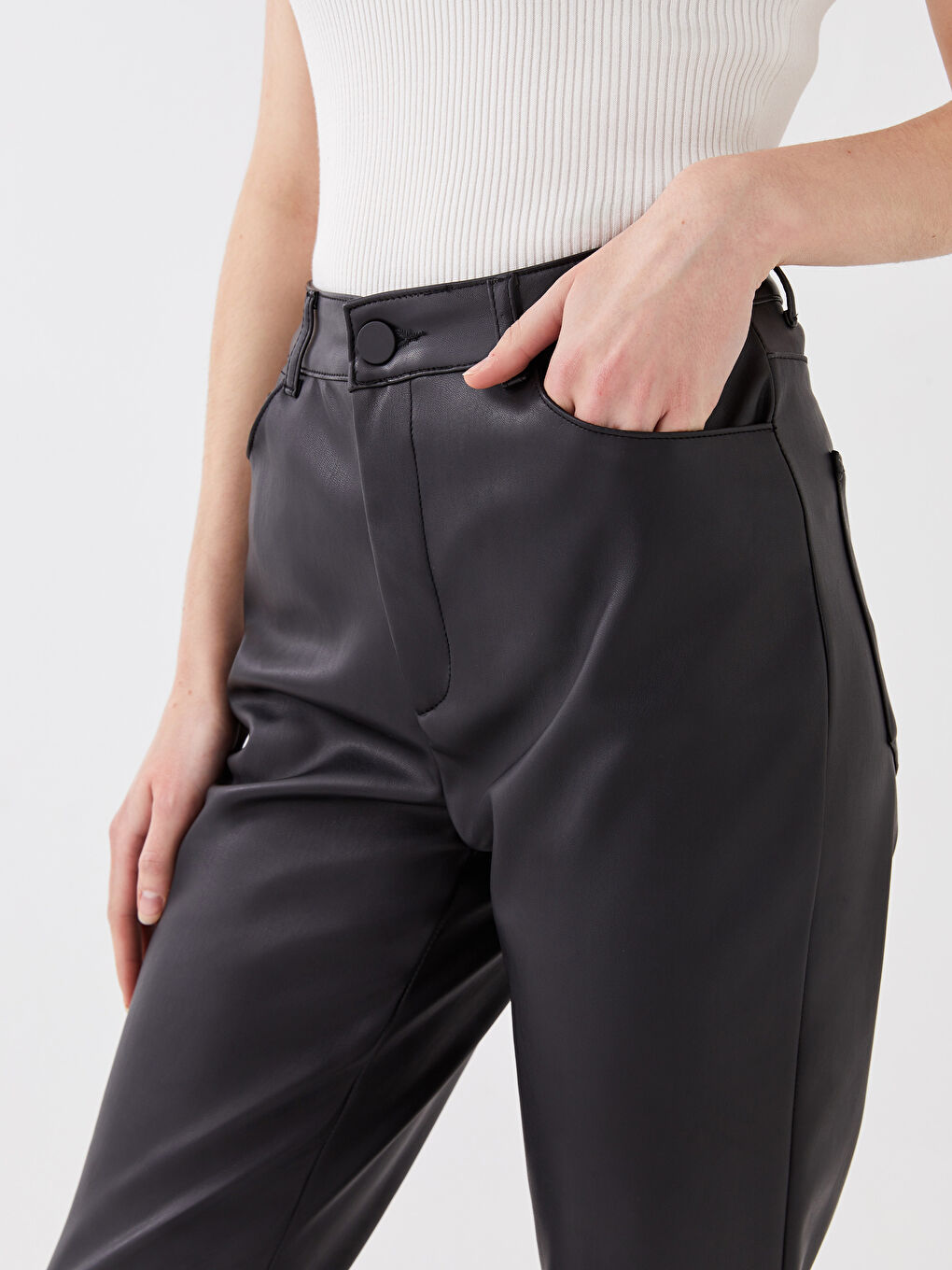 Pantaloni Standard Fit Regular din Piele Ecologică pentru Femei-4