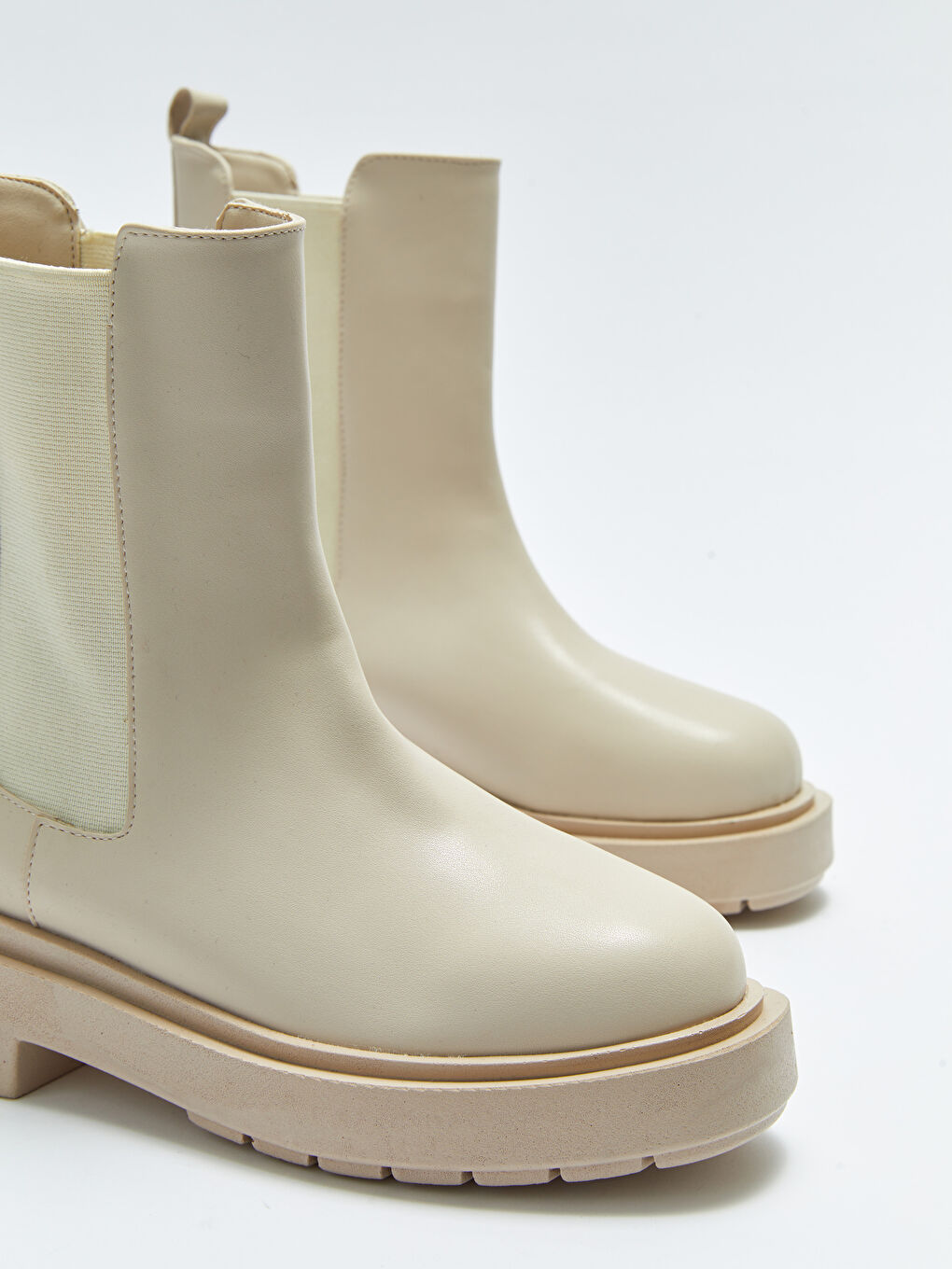 Bej Deri Görünümlü Yanları Lastikli Kadın Bot-2