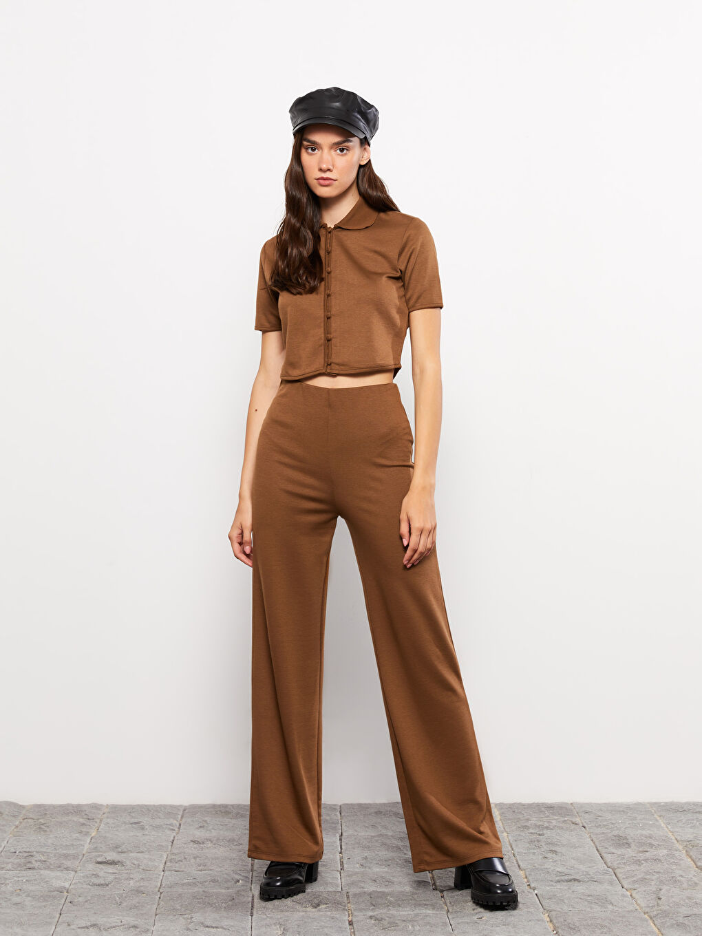 Kahverengi Polo Yaka Düz Kısa Kollu Crop Kadın Tişört-1