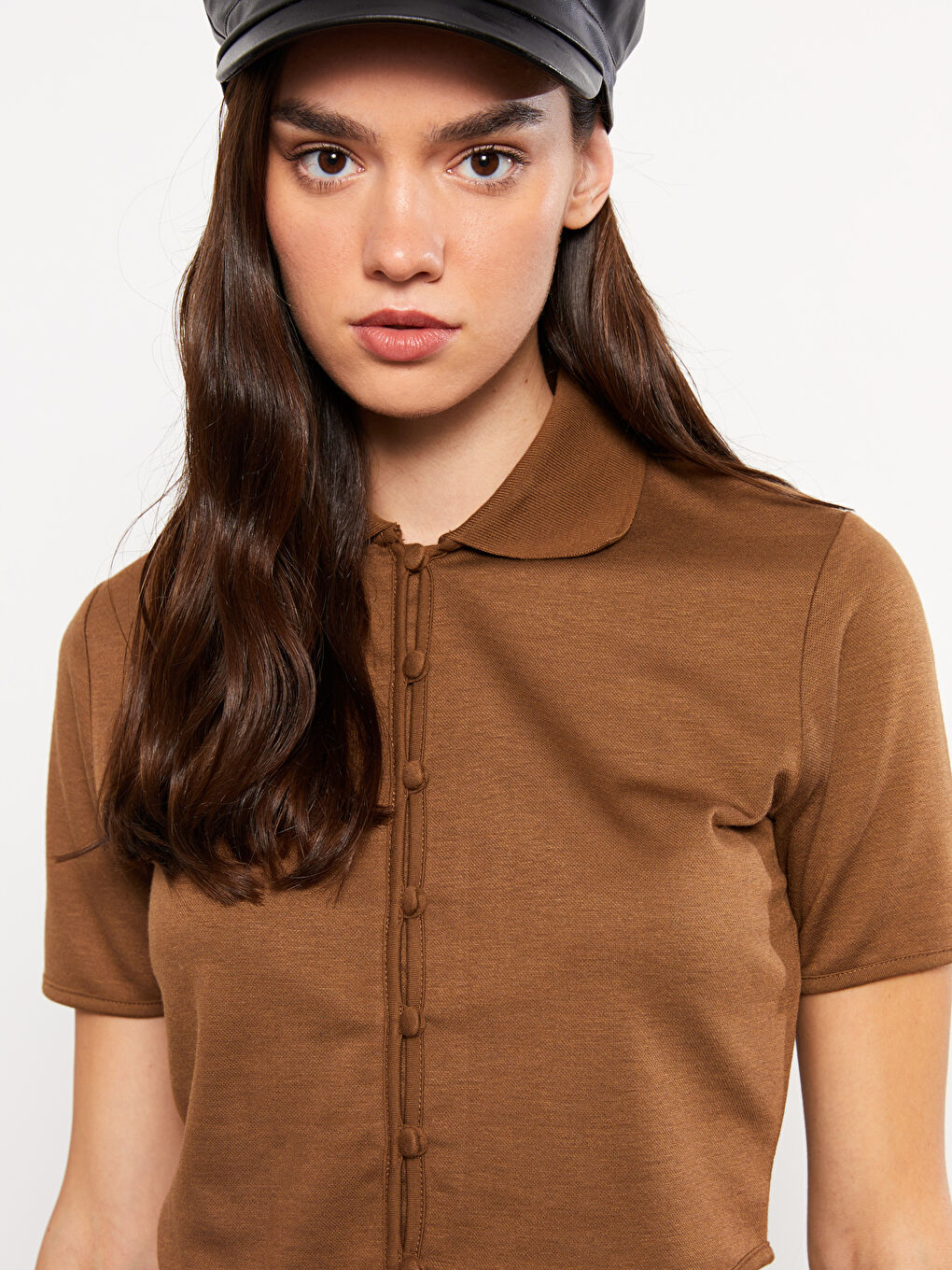 Kahverengi Polo Yaka Düz Kısa Kollu Crop Kadın Tişört-2