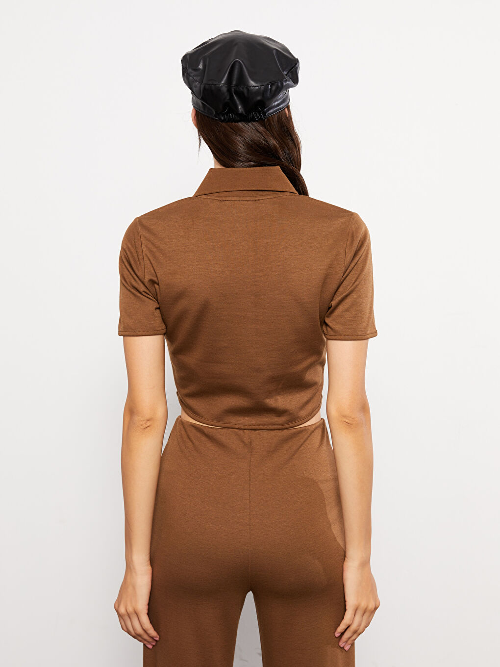 Kahverengi Polo Yaka Düz Kısa Kollu Crop Kadın Tişört-4