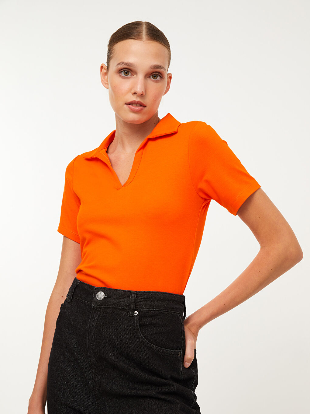 Turuncu Polo Yaka Düz Kısa Kollu Kadın Tişört