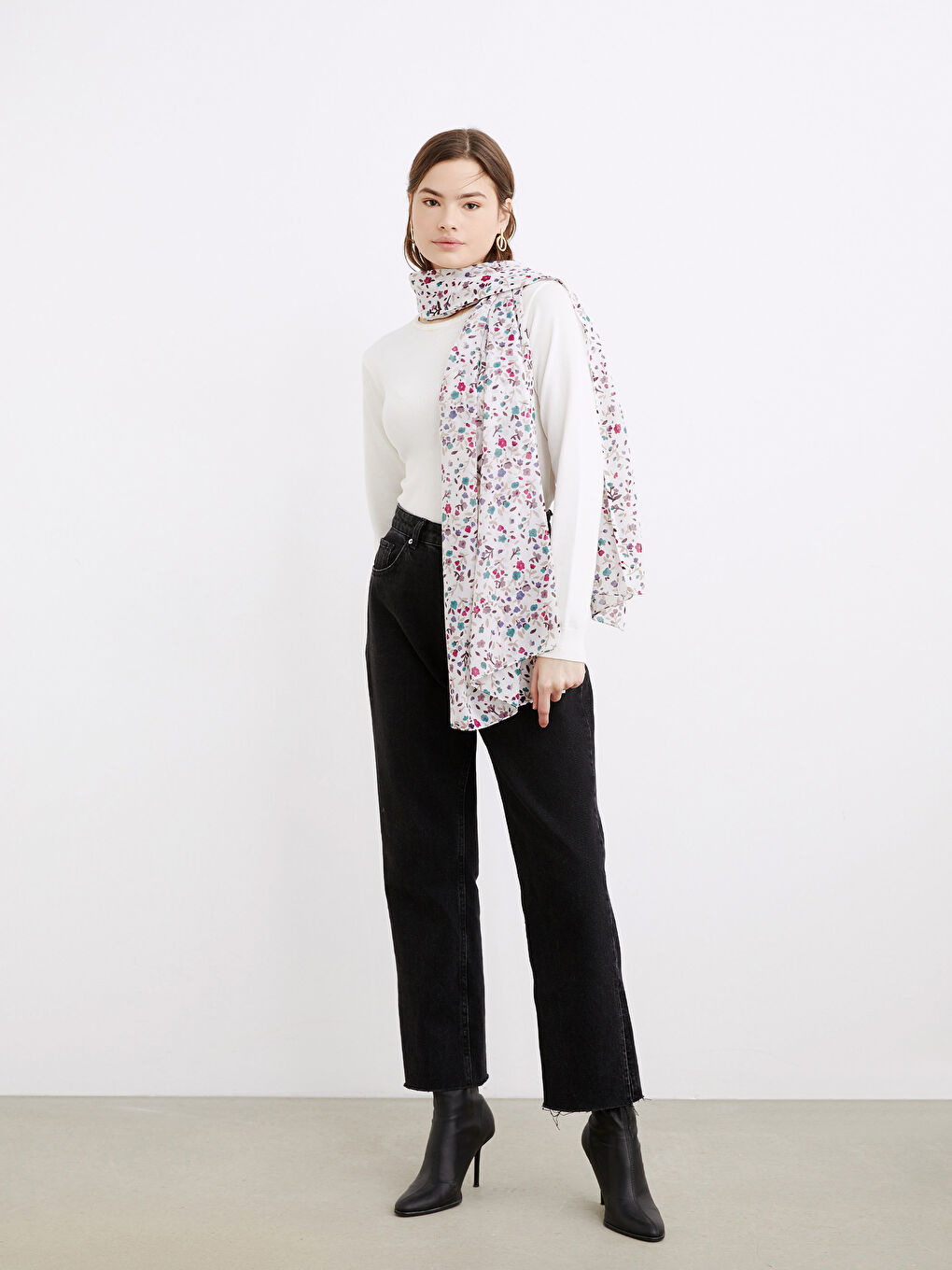 Beyaz Çiçek Desenli Kadın Şal-2