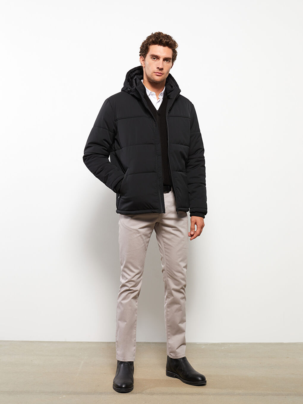 Siyah Standart Kalıp Kapüşonlu Erkek Şişme Mont-1