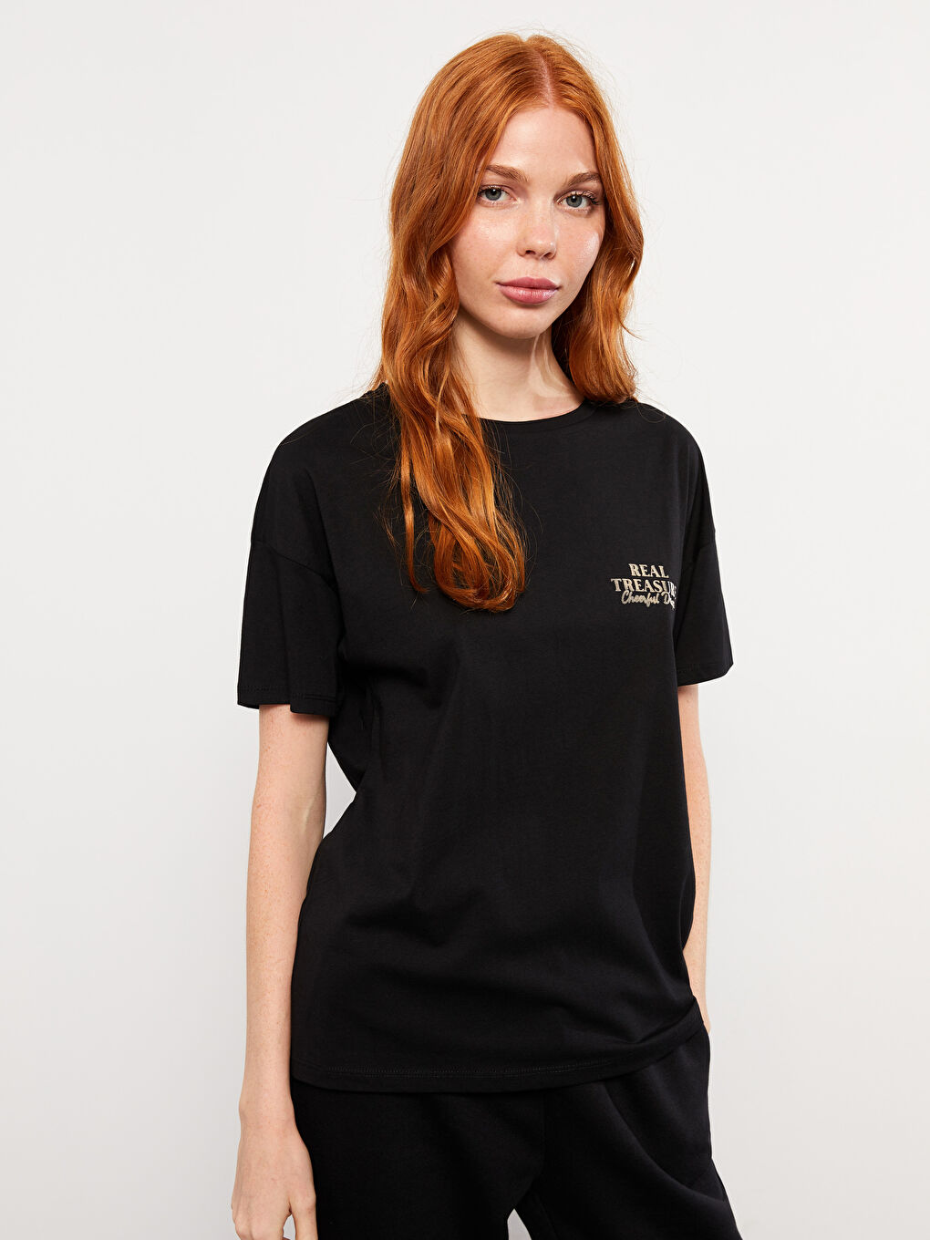 Siyah Bisiklet Yaka Baskılı Kısa Kollu Pamuklu Kadın Tişört-1