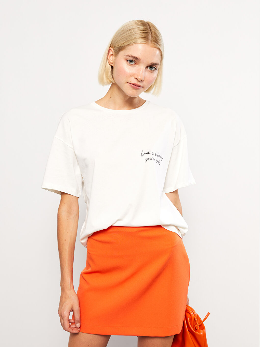 Ekru Bisiklet Yaka Baskılı Kısa Kollu Kadın Tişört-1