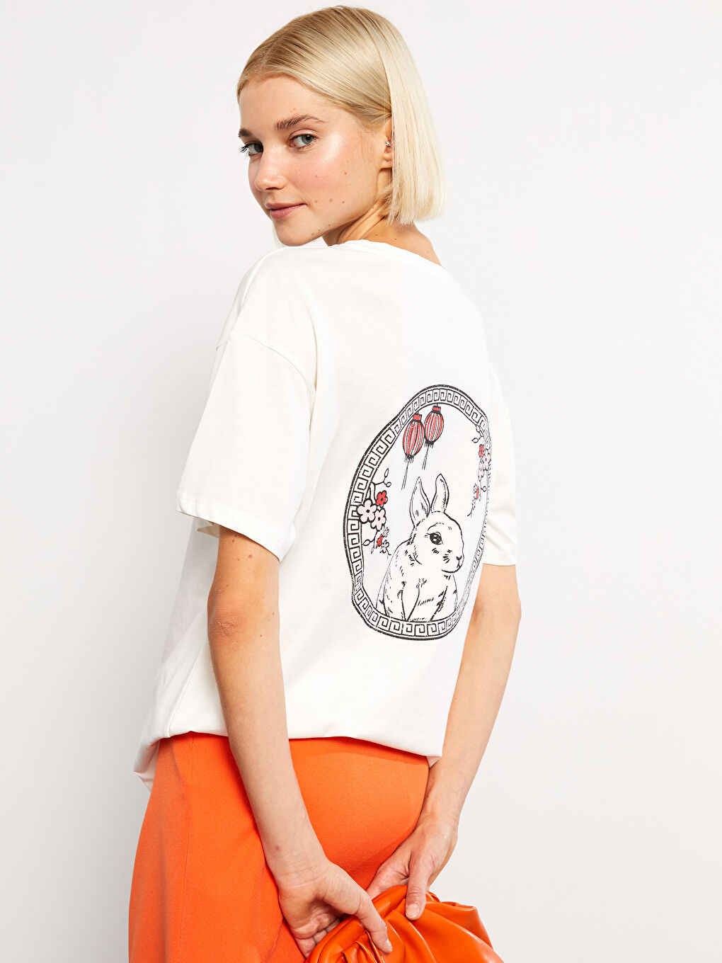 Ekru Bisiklet Yaka Baskılı Kısa Kollu Kadın Tişört-2