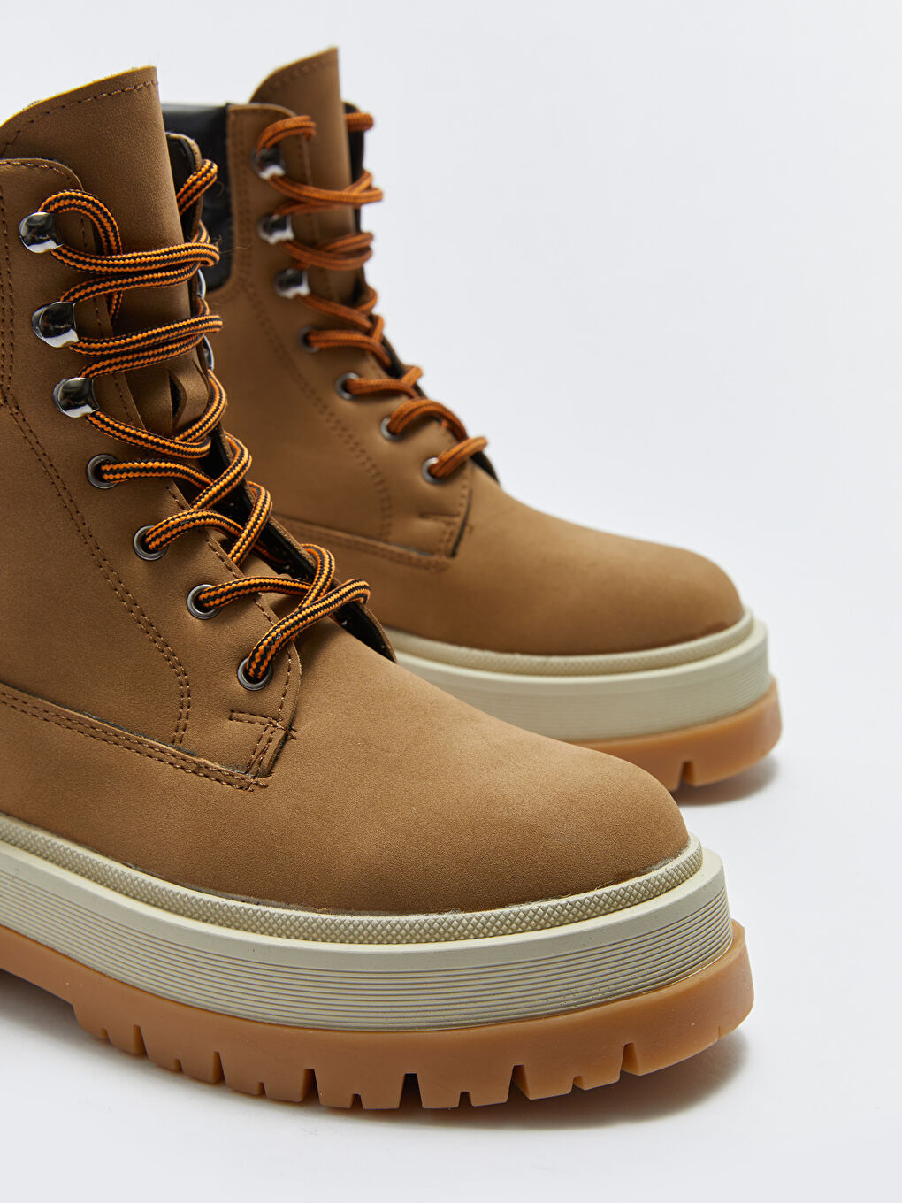 Kahverengi Bağcıklı Kadın Bot-2