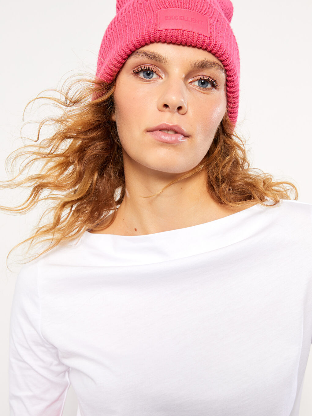 Beyaz Kayık Yaka Düz Uzun Kollu Pamuklu Kadın Tişört