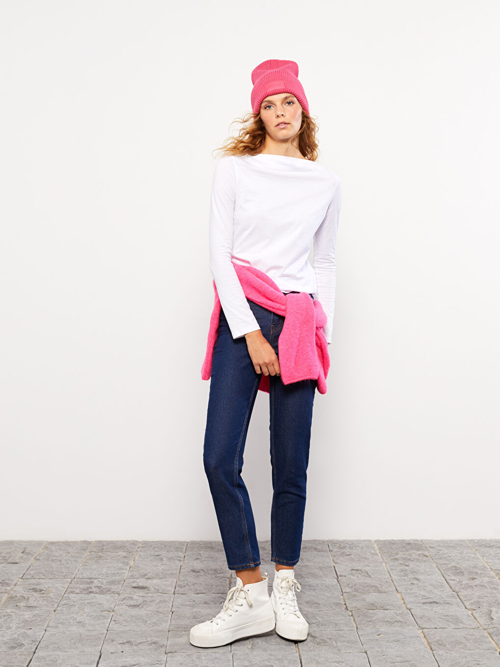 Beyaz Kayık Yaka Düz Uzun Kollu Pamuklu Kadın Tişört-2