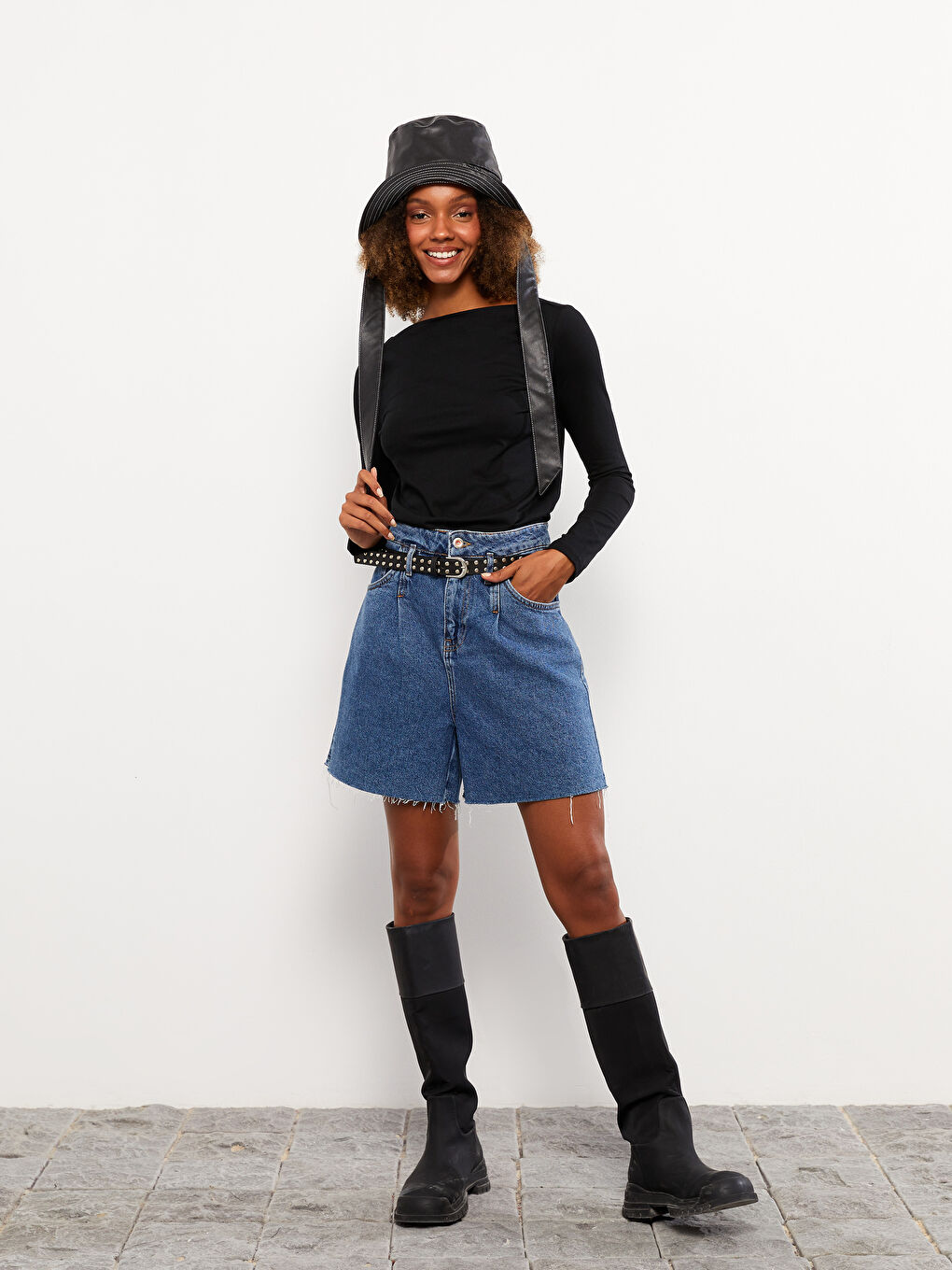 Siyah Kayık Yaka Düz Uzun Kollu Pamuklu Kadın Tişört