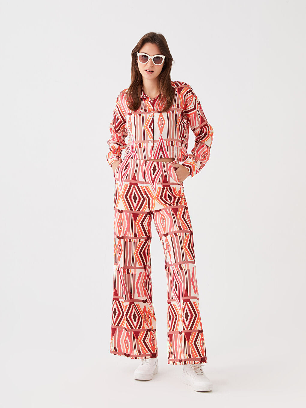 Kırmızı Rahat Kalıp Desenli Saten Kadın Pantolon-1