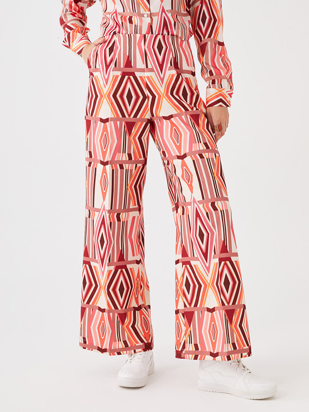 Kırmızı Rahat Kalıp Desenli Saten Kadın Pantolon-3