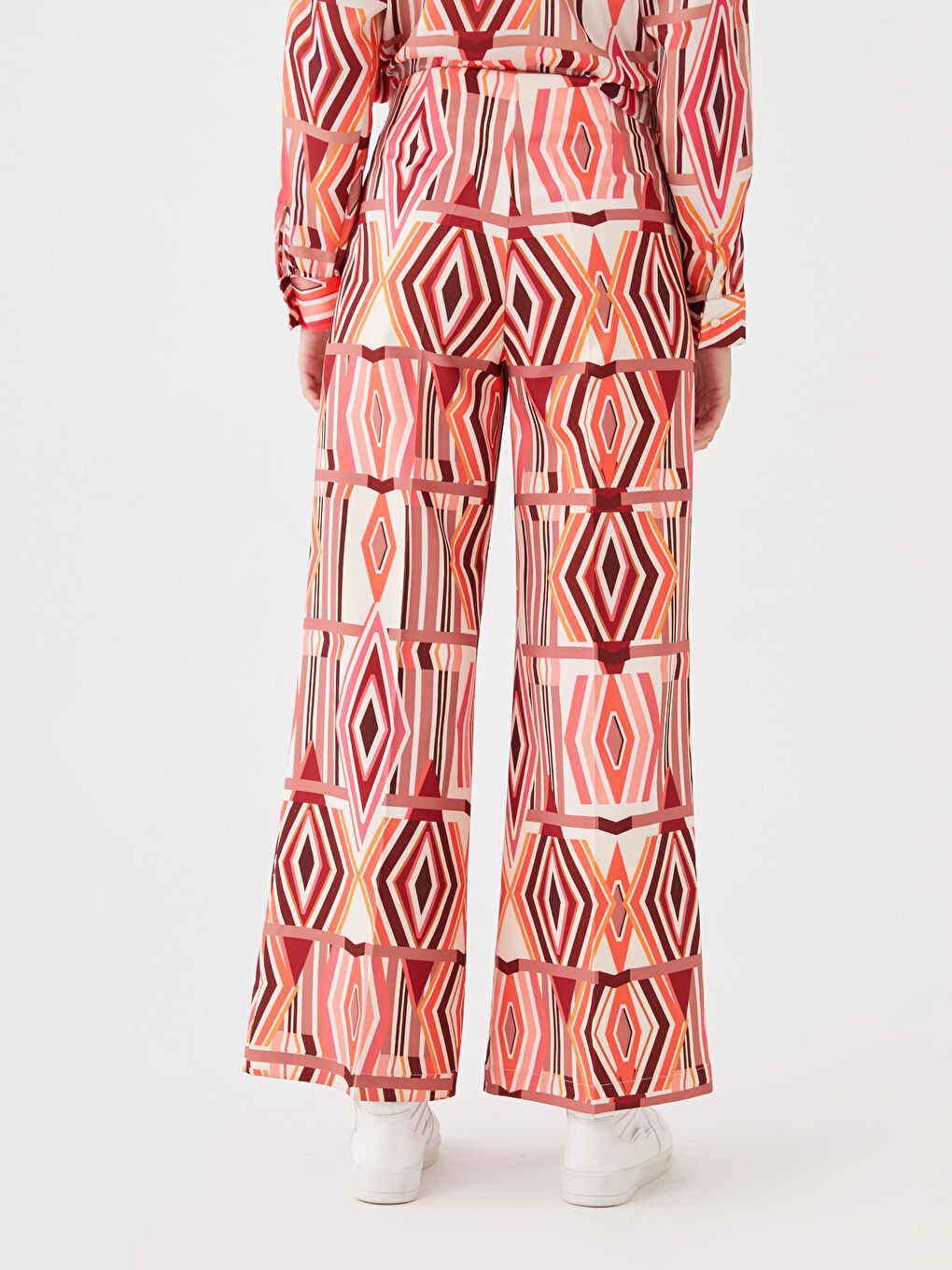 Kırmızı Rahat Kalıp Desenli Saten Kadın Pantolon-4