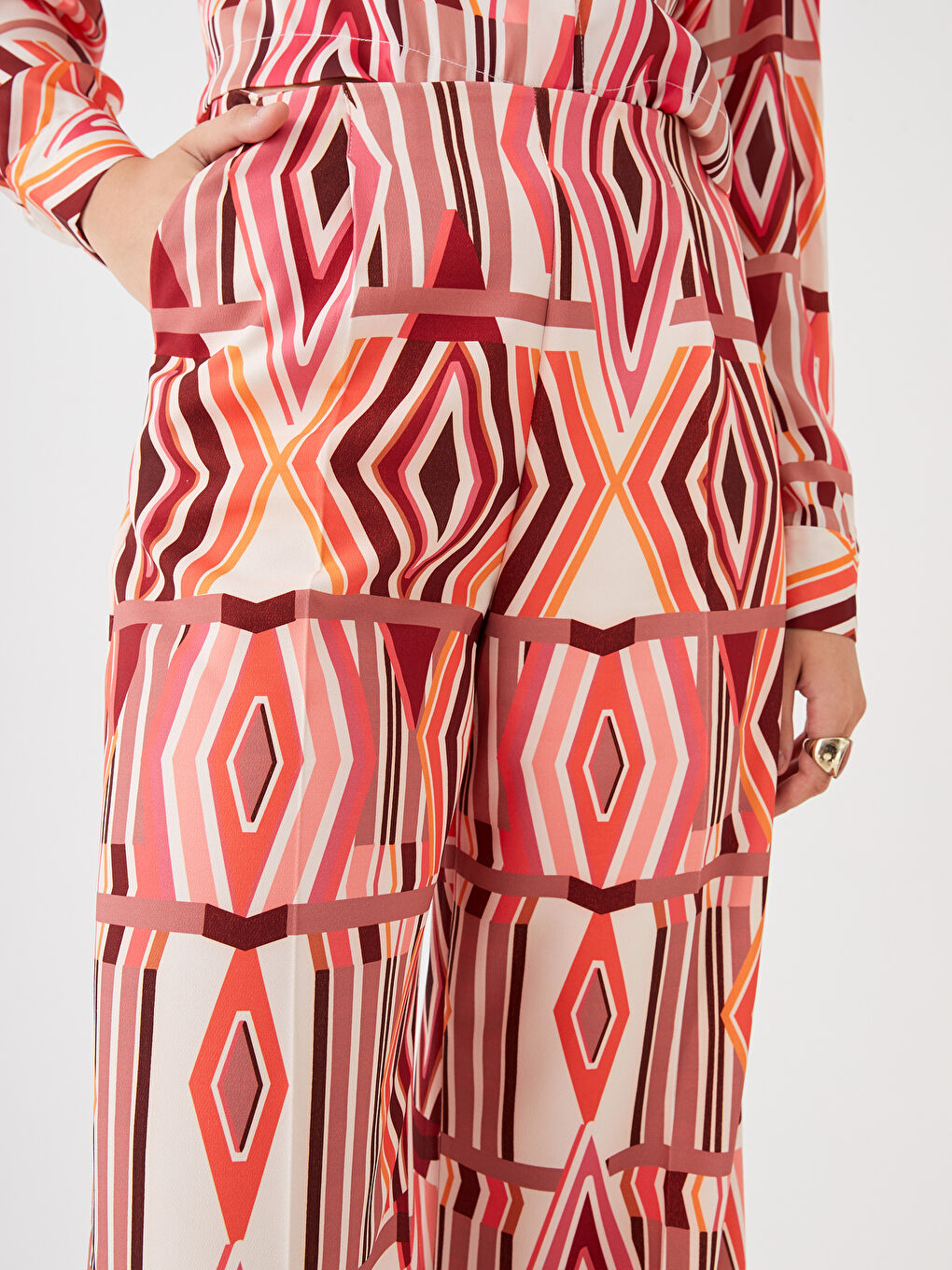 Kırmızı Rahat Kalıp Desenli Saten Kadın Pantolon-5