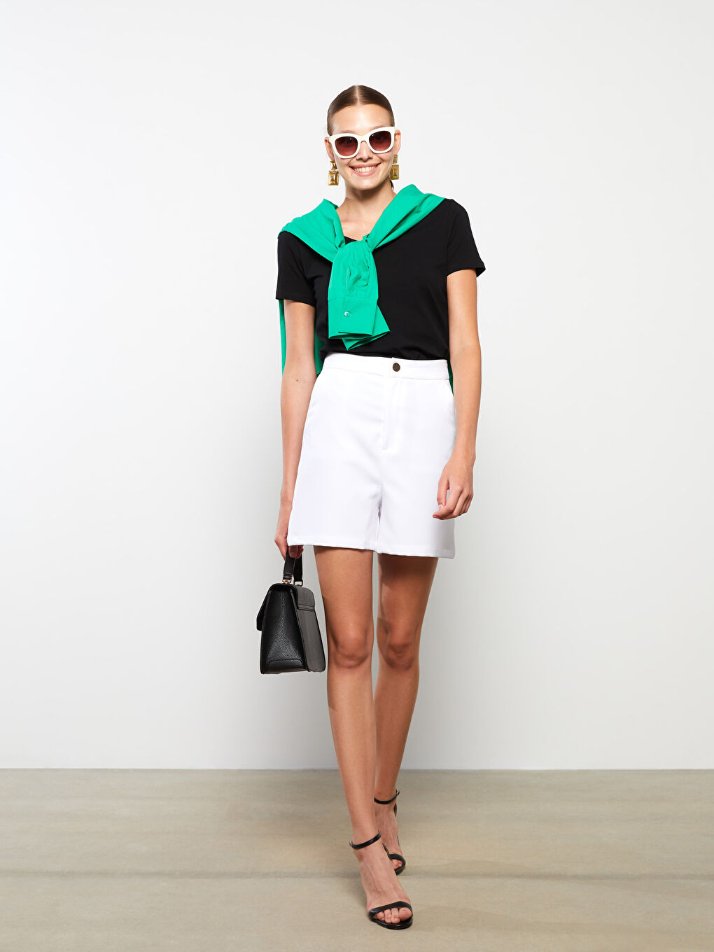 Siyah V Yaka Düz Kısa Kollu Pamuklu Kadın Tişört-1