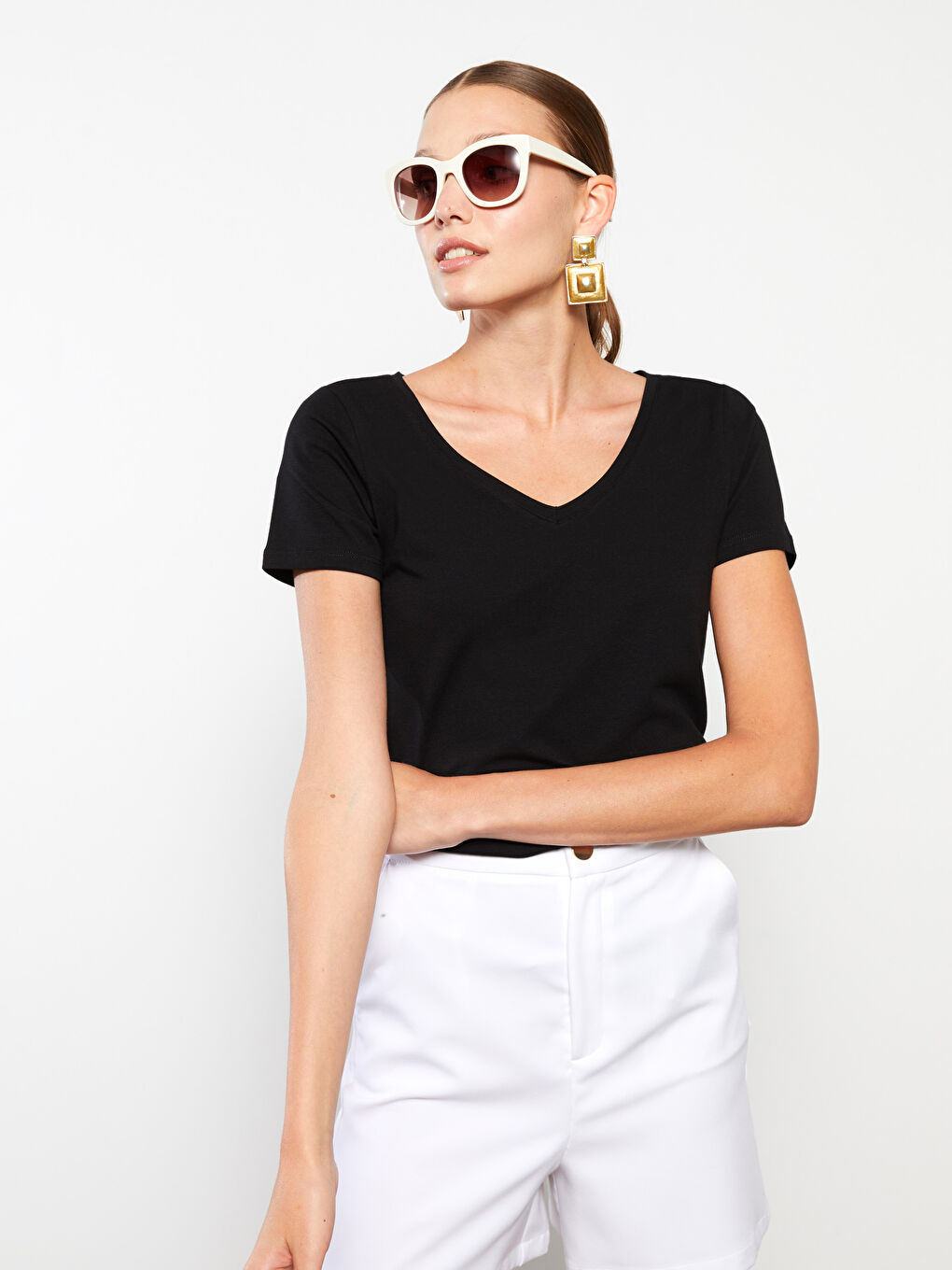Siyah V Yaka Düz Kısa Kollu Pamuklu Kadın Tişört-3