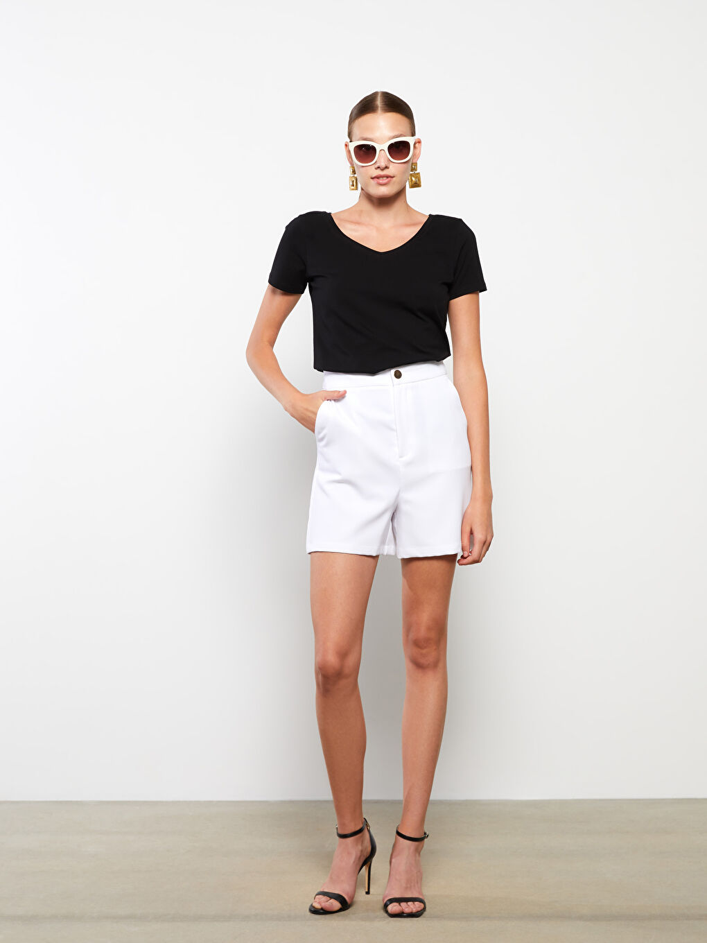 Siyah V Yaka Düz Kısa Kollu Pamuklu Kadın Tişört-4