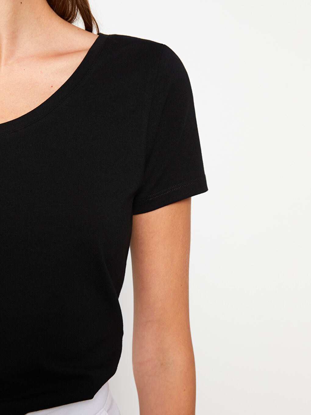 Siyah V Yaka Düz Kısa Kollu Pamuklu Kadın Tişört-5