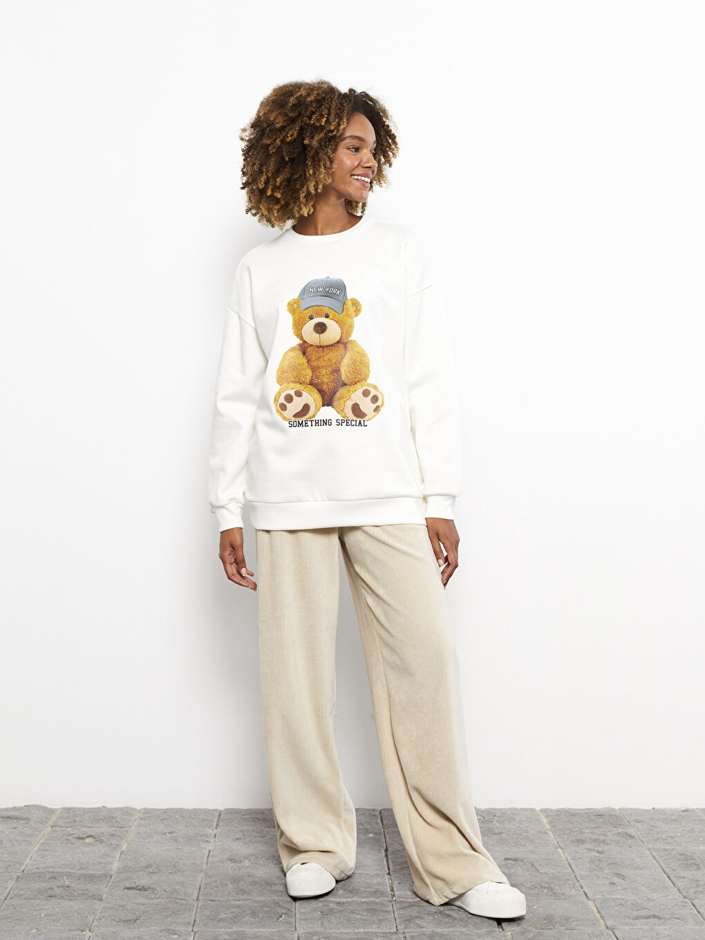 Ekru Bisiklet Yaka Baskılı Oversize Kadın Kalın Sweatshirt-1