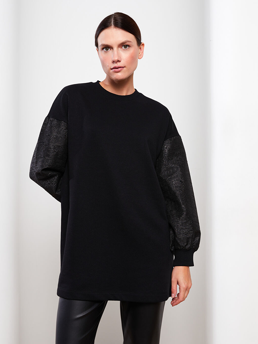 Siyah Bisiklet Yaka Kendinden Desenli Uzun Kollu Kadın Sweatshirt Tunik-4