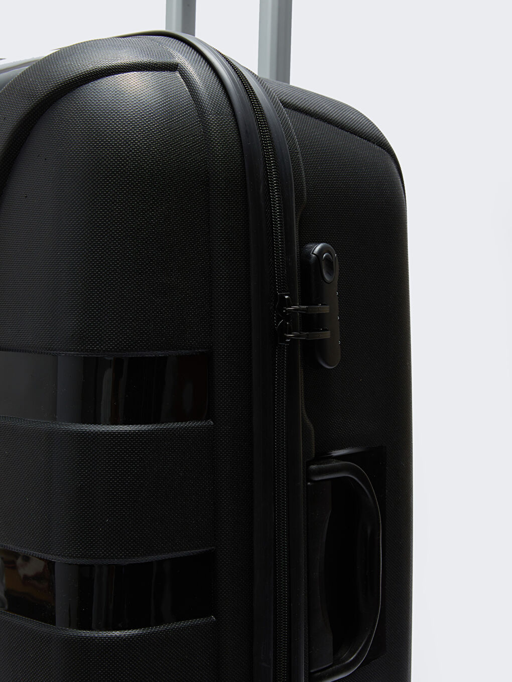 Siyah Kilit Detaylı Çekme Mekanizmalı Büyük Boy Valiz-4