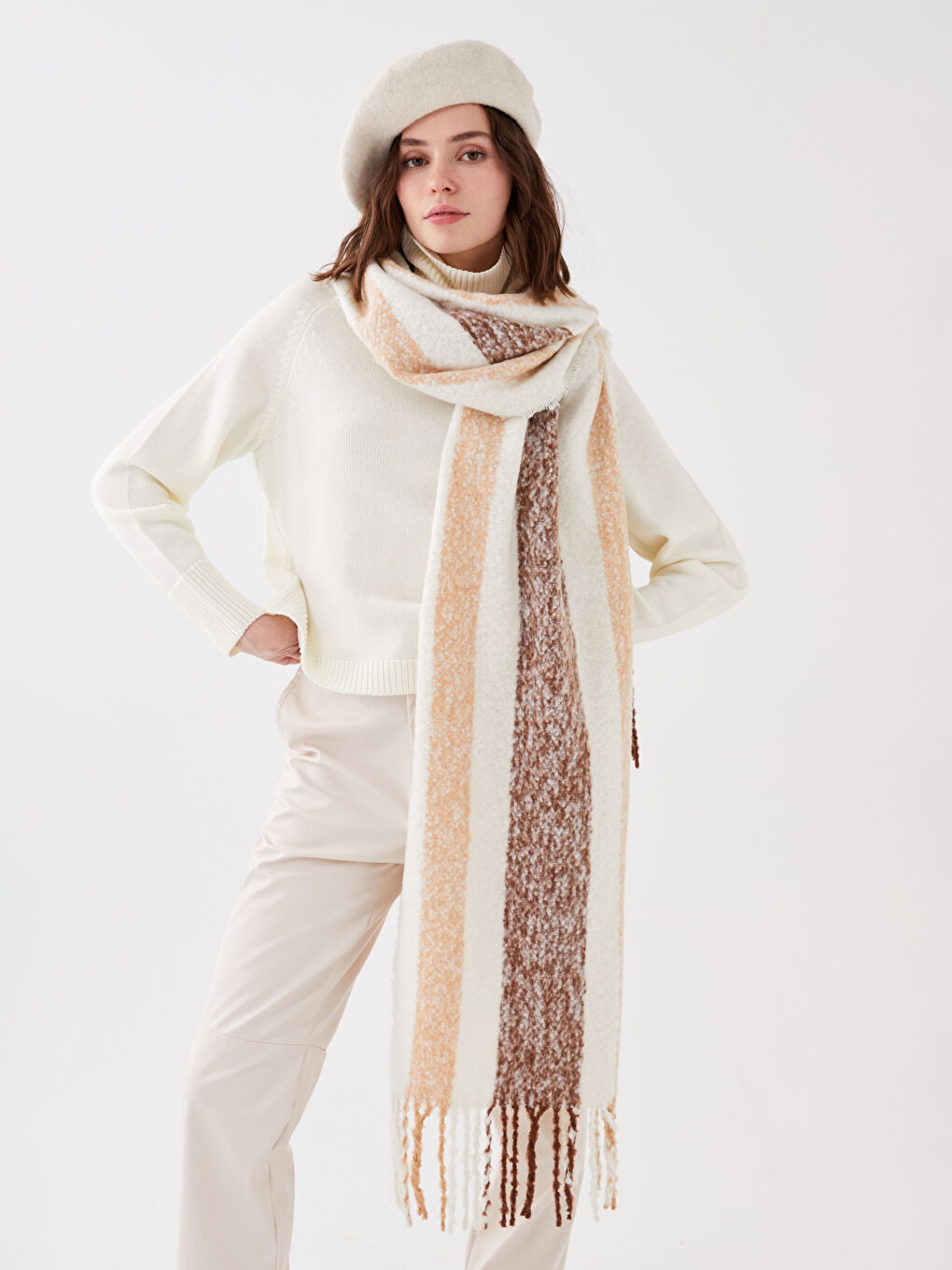 Kahverengi Çizgili Püsküllü Kadın Atkı