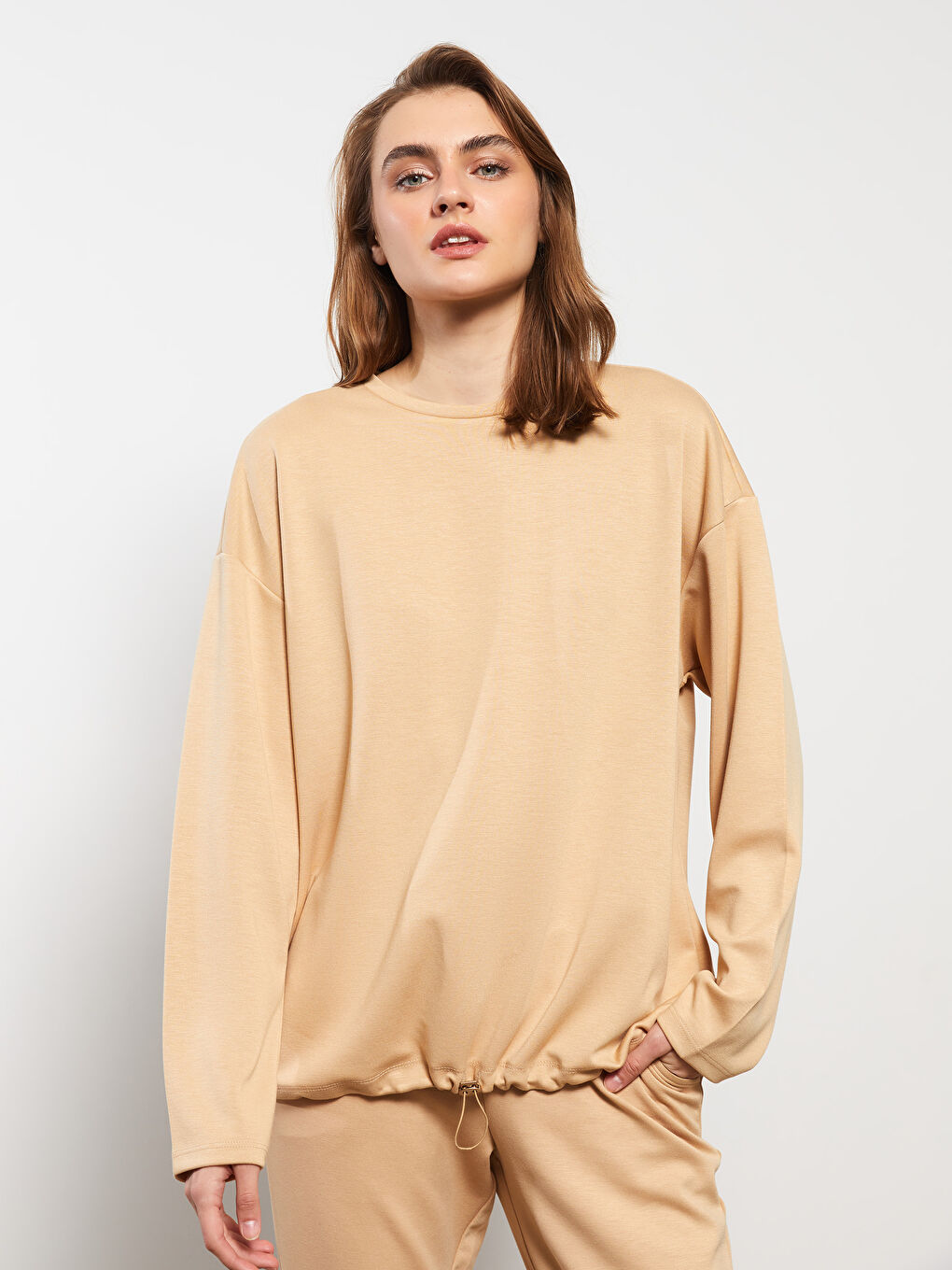 LCWAIKIKI Basic Bej Bisiklet Yaka Oversize Kadın Sweatshirt - 1