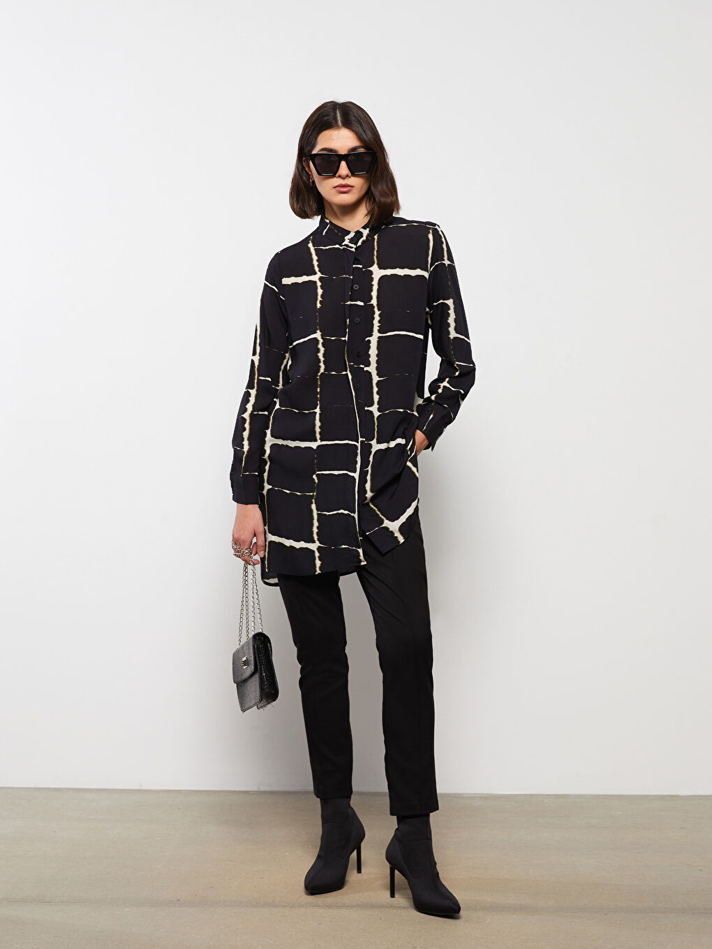 Siyah Hakim Yaka Desenli Uzun Kollu Viskon Kadın Tunik-1