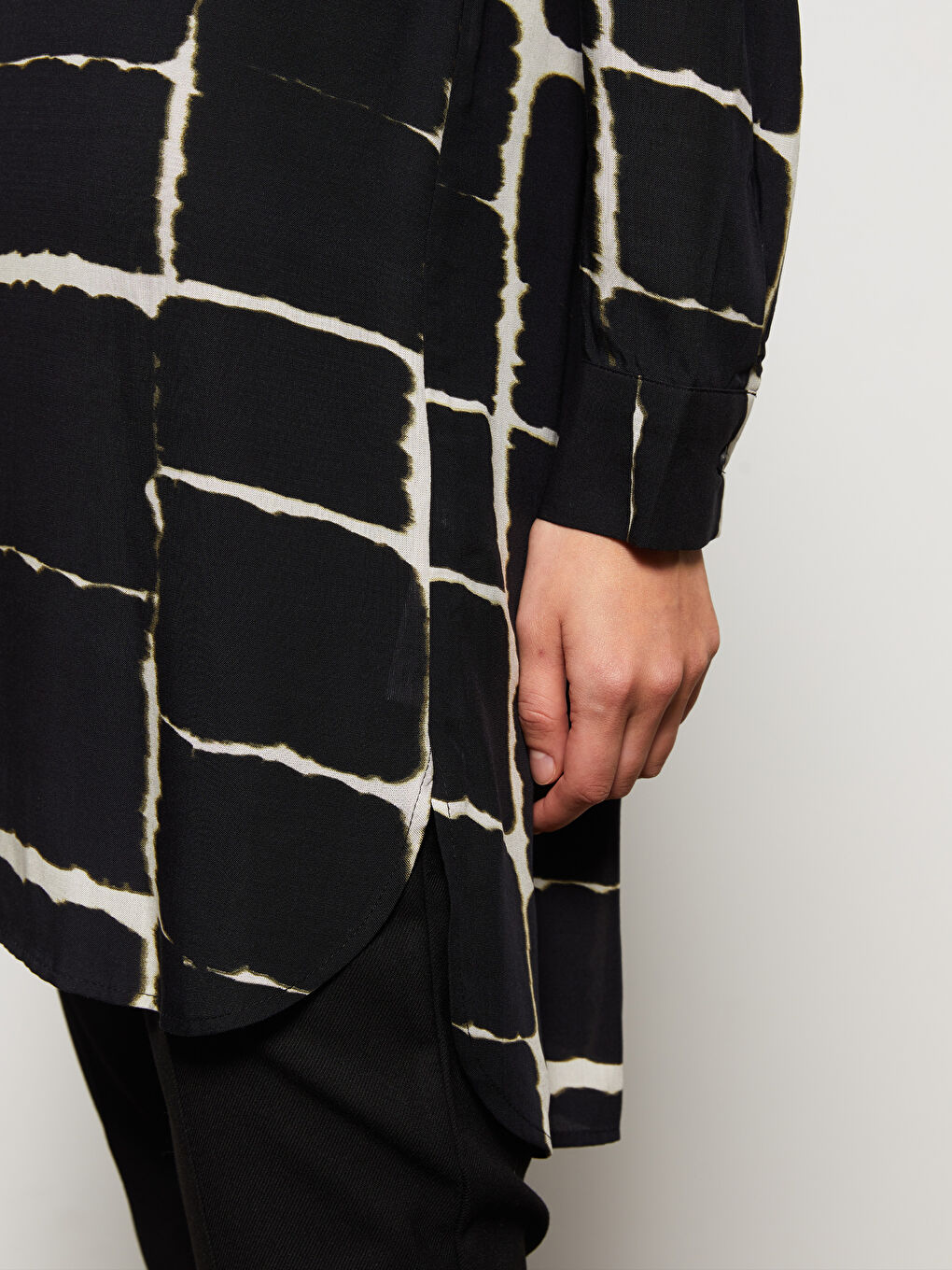 Siyah Hakim Yaka Desenli Uzun Kollu Viskon Kadın Tunik-2