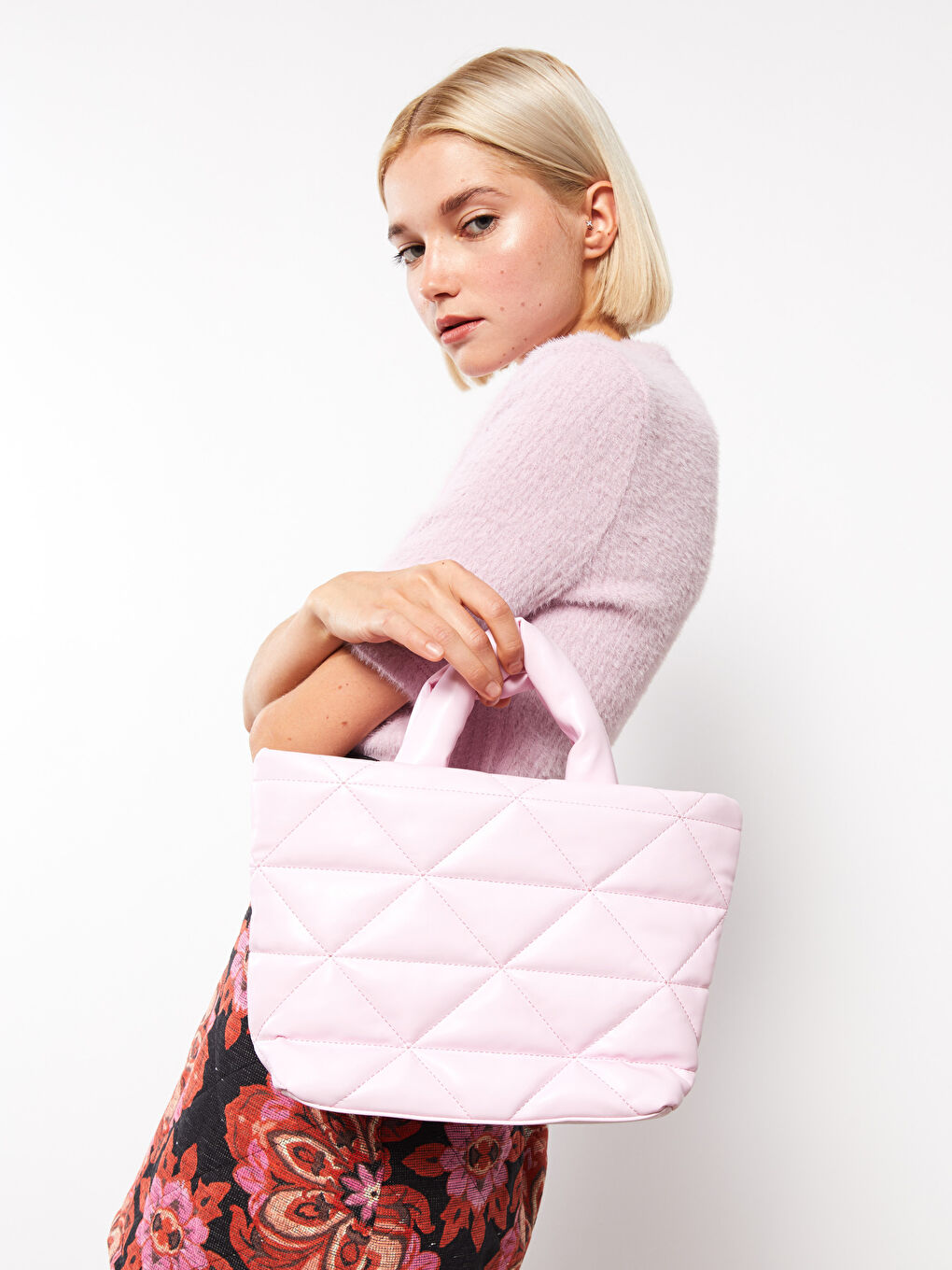 Pembe Deri Görünümlü Kapitoneli Kadın Çapraz Çanta