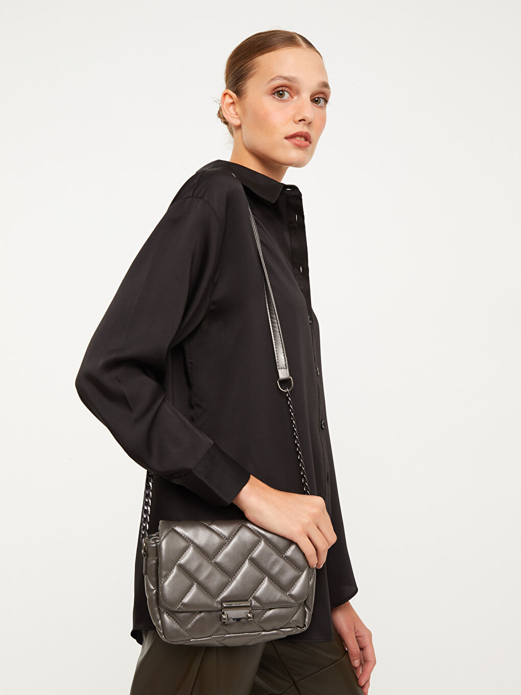 Gri Deri Görünümlü Kapitoneli Kadın Çapraz Çanta