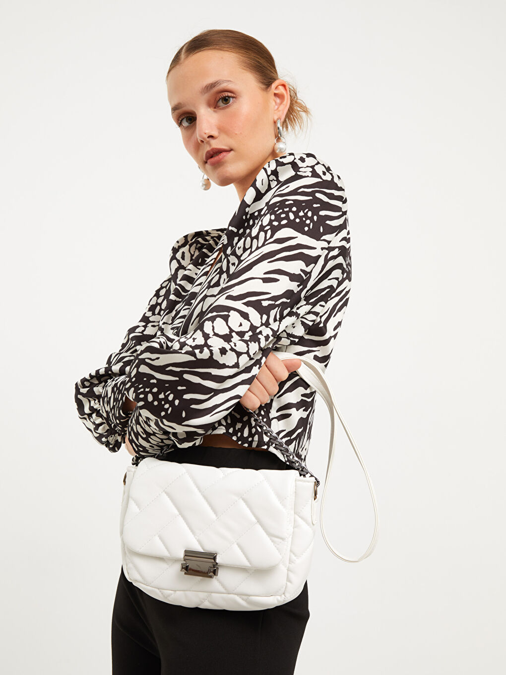 Beyaz Deri Görünümlü Kapitoneli Kadın Çapraz Çanta