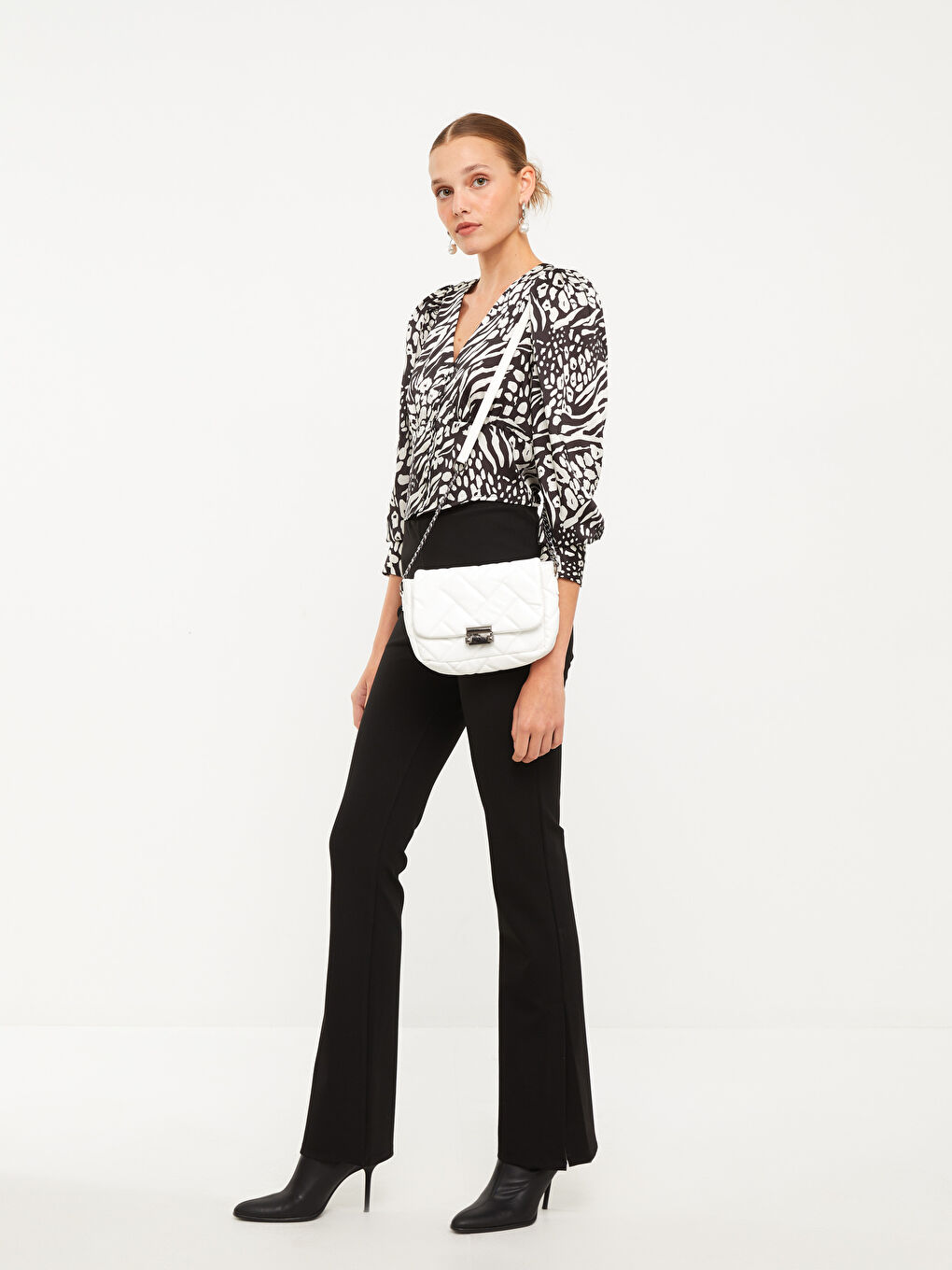 Beyaz Deri Görünümlü Kapitoneli Kadın Çapraz Çanta-1