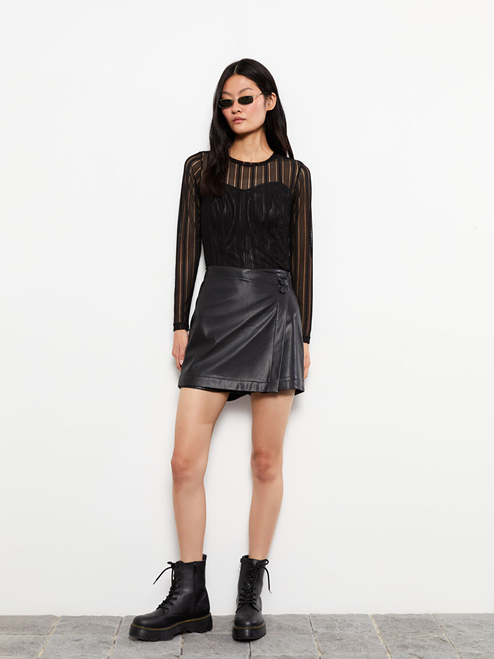 Siyah Düz Deri Görünümlü Kadın Şort Etek-2