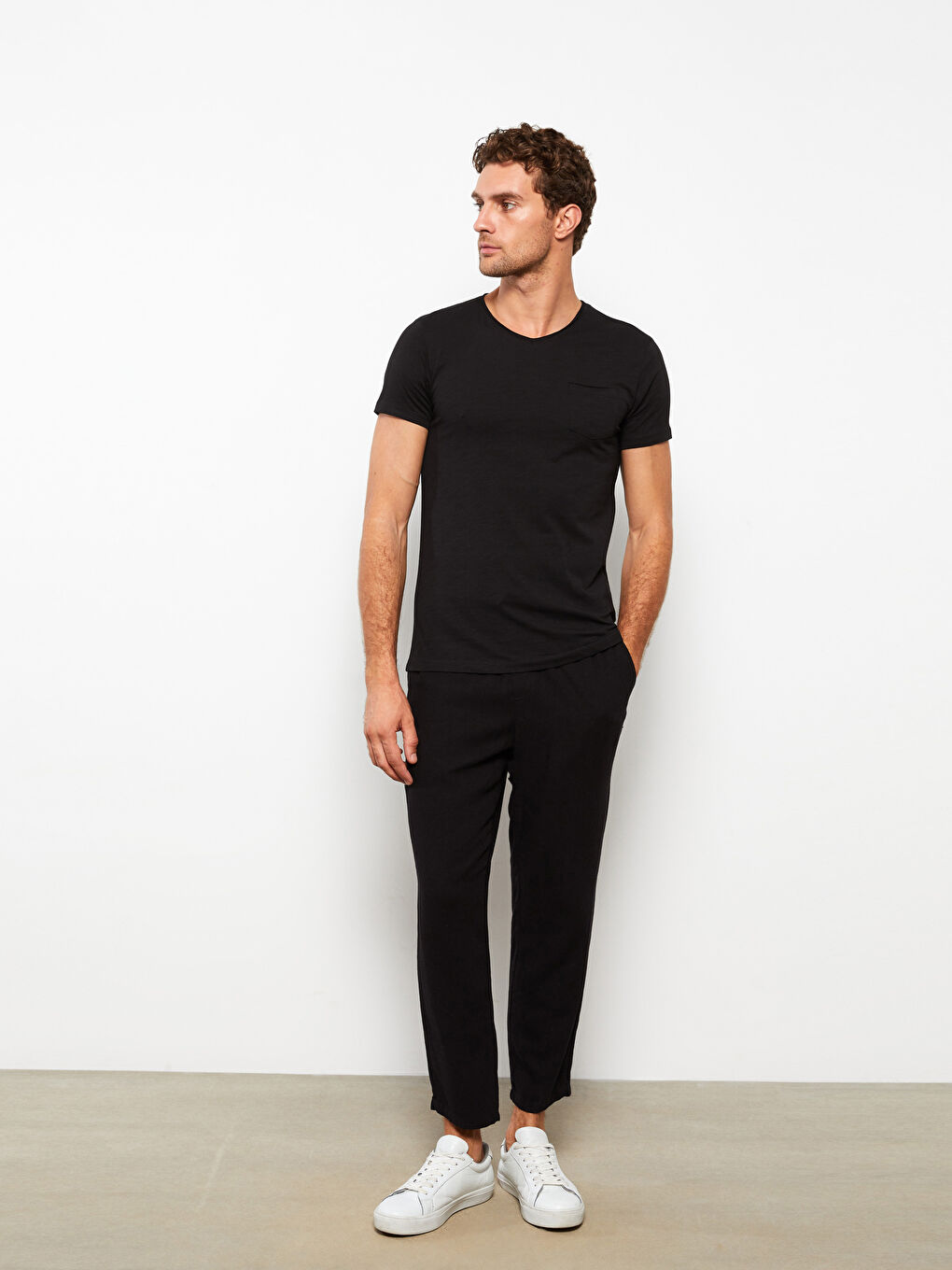 Siyah V Yaka Kısa Kollu Penye Erkek Tişört-1