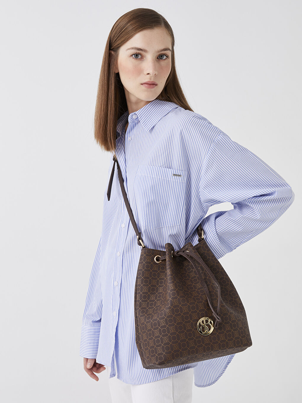 Kahverengi Monogram Desenli Kadın Büzgülü Çanta-1