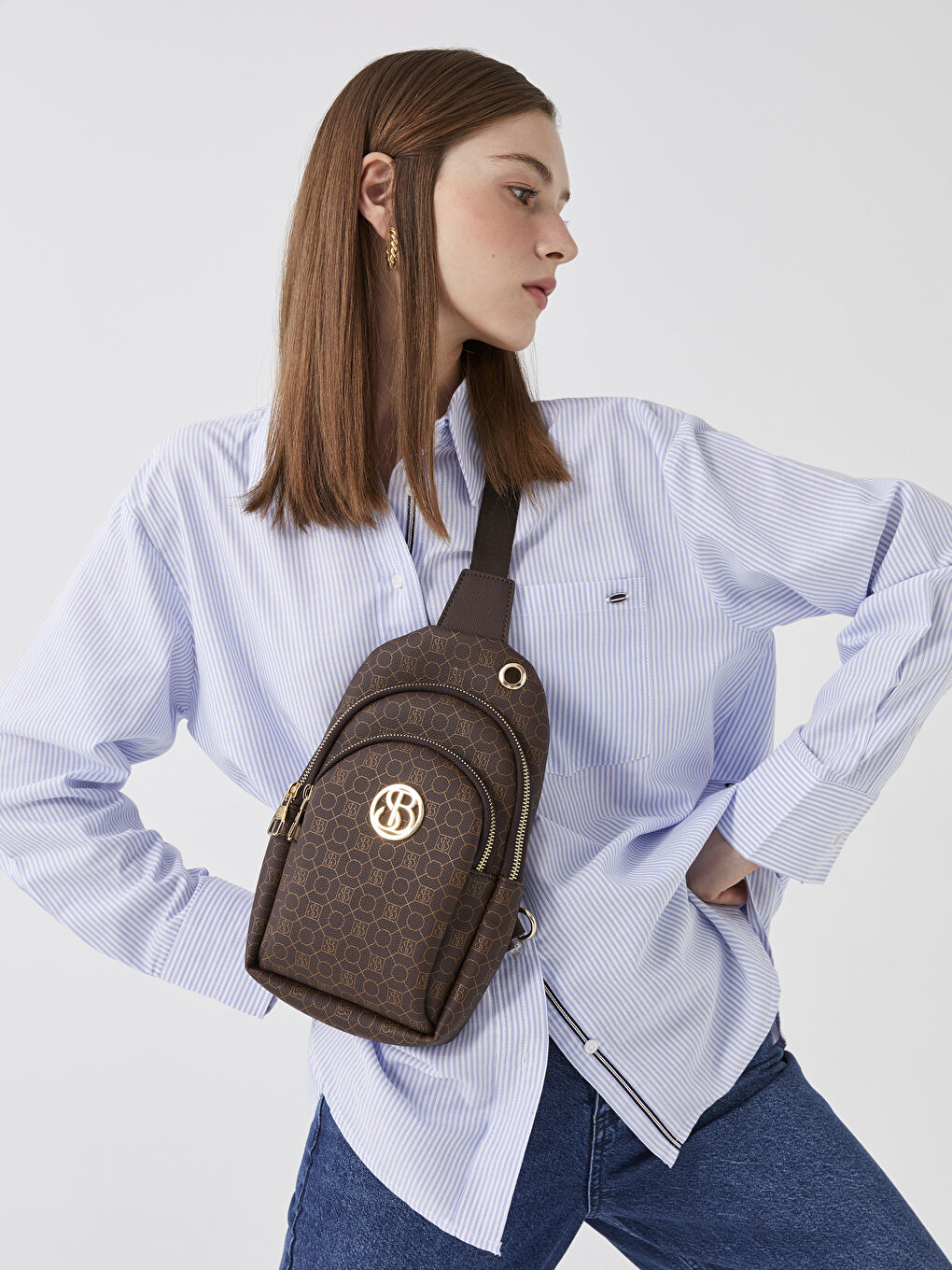 Kahverengi Monogram Desenli Kadın Göğüs Çantası-1