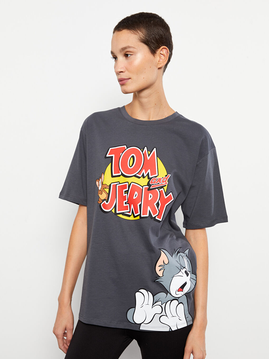 Gri Bisiklet Yaka Tom ve Jerry Baskılı Kısa Kollu Pamuklu Kadın Tişört-1