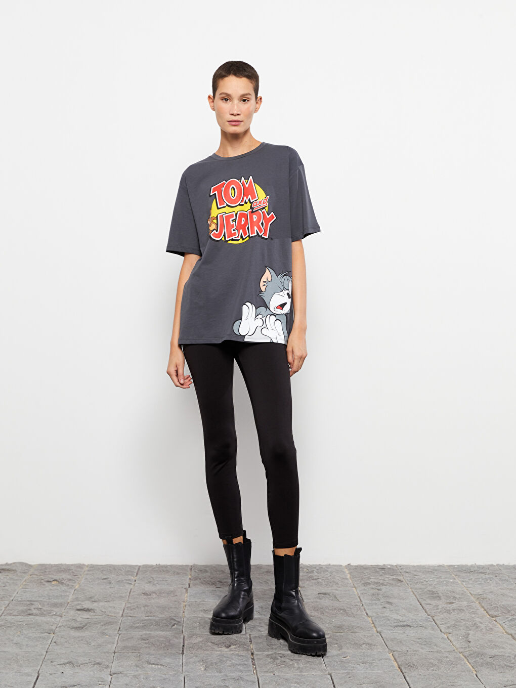 Gri Bisiklet Yaka Tom ve Jerry Baskılı Kısa Kollu Pamuklu Kadın Tişört-2