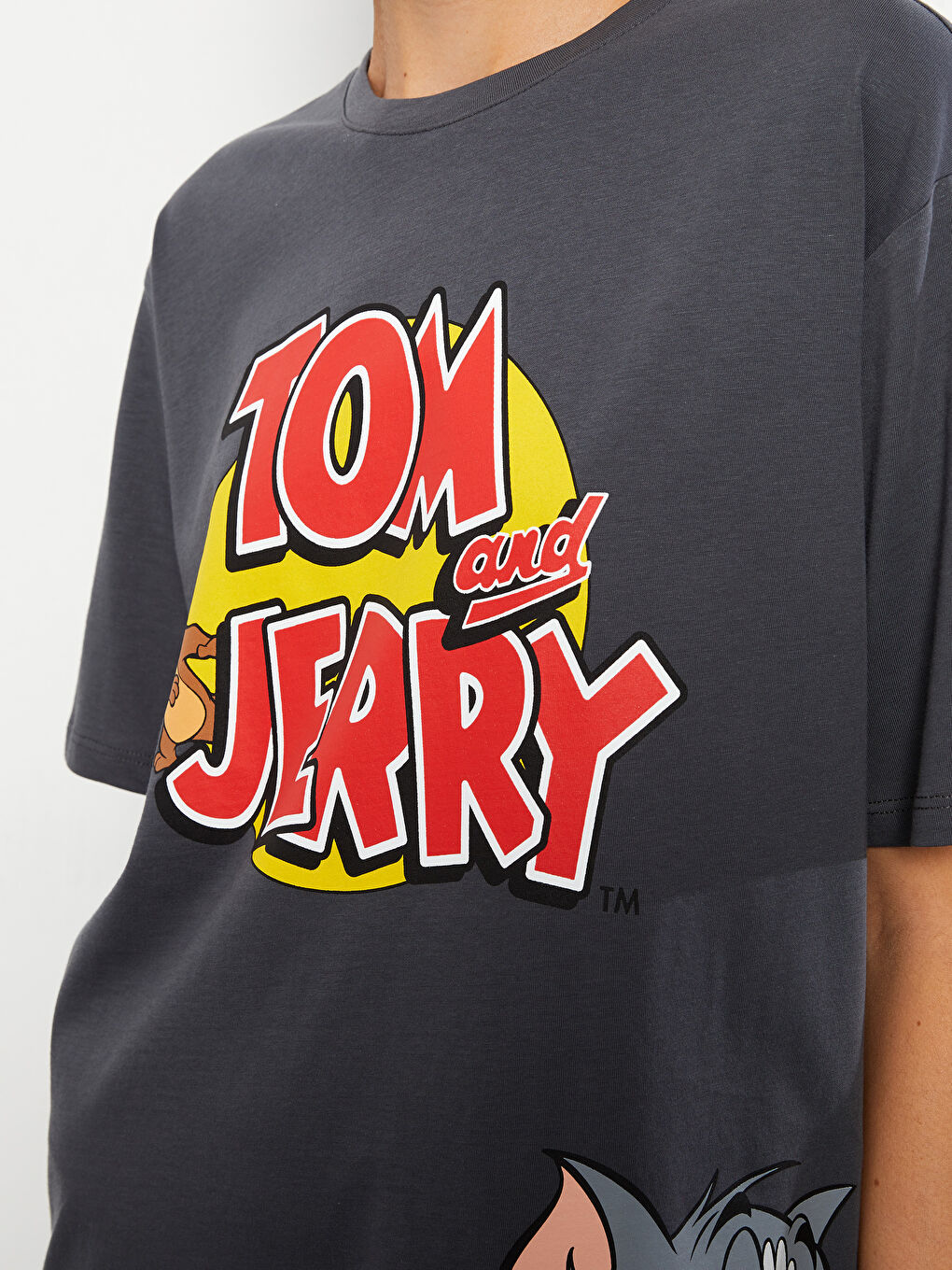 Gri Bisiklet Yaka Tom ve Jerry Baskılı Kısa Kollu Pamuklu Kadın Tişört-3