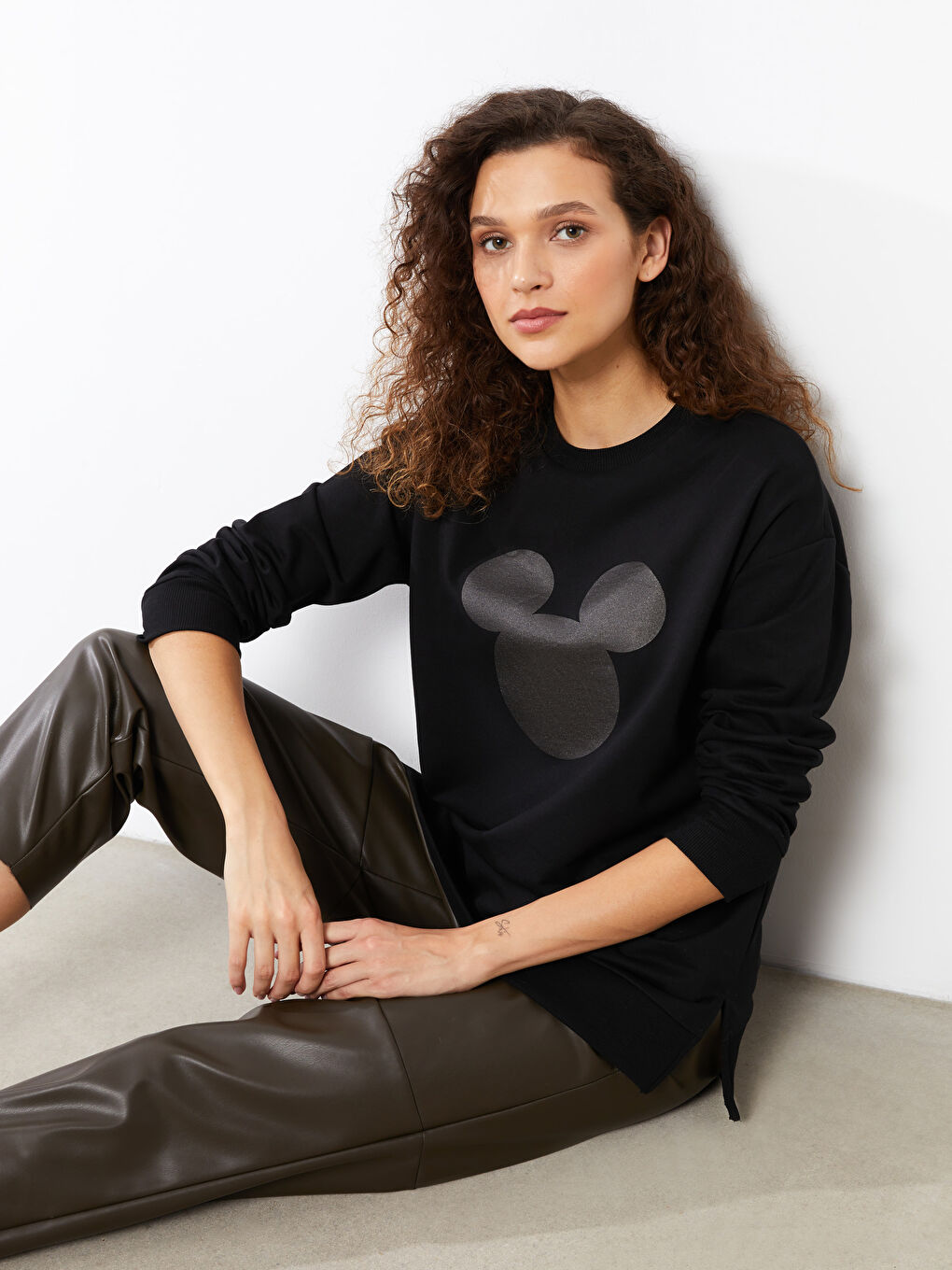 Siyah Bisiklet Yaka Mickey Mouse Baskılı Uzun Kollu Oversize Kadın Sweatshirt