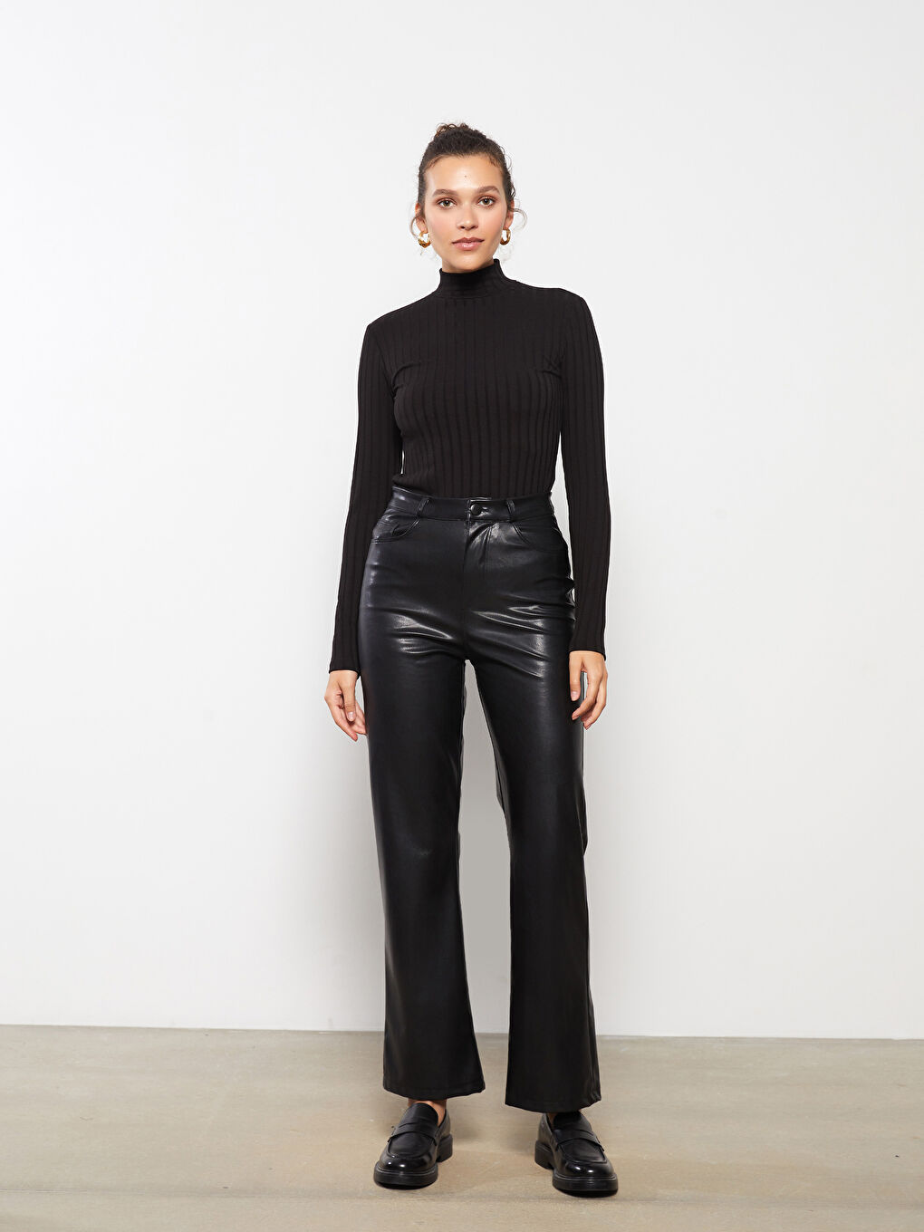 Siyah Dik Yaka Düz Uzun Kollu Kadın Body-1