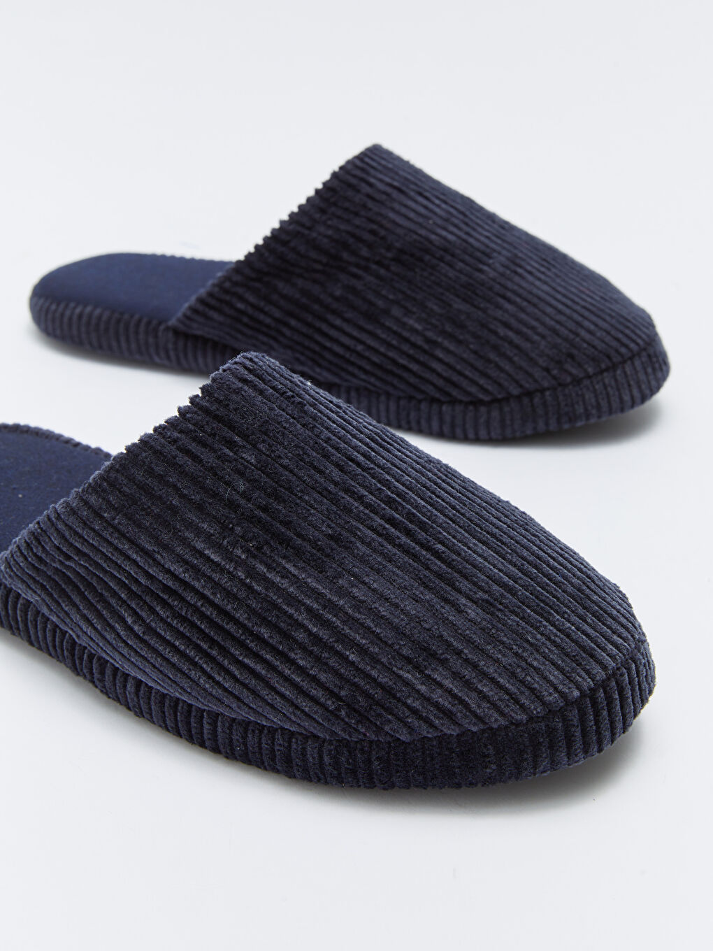 نعال منزلية سادة بمقدمة مغلقة للرجال-2