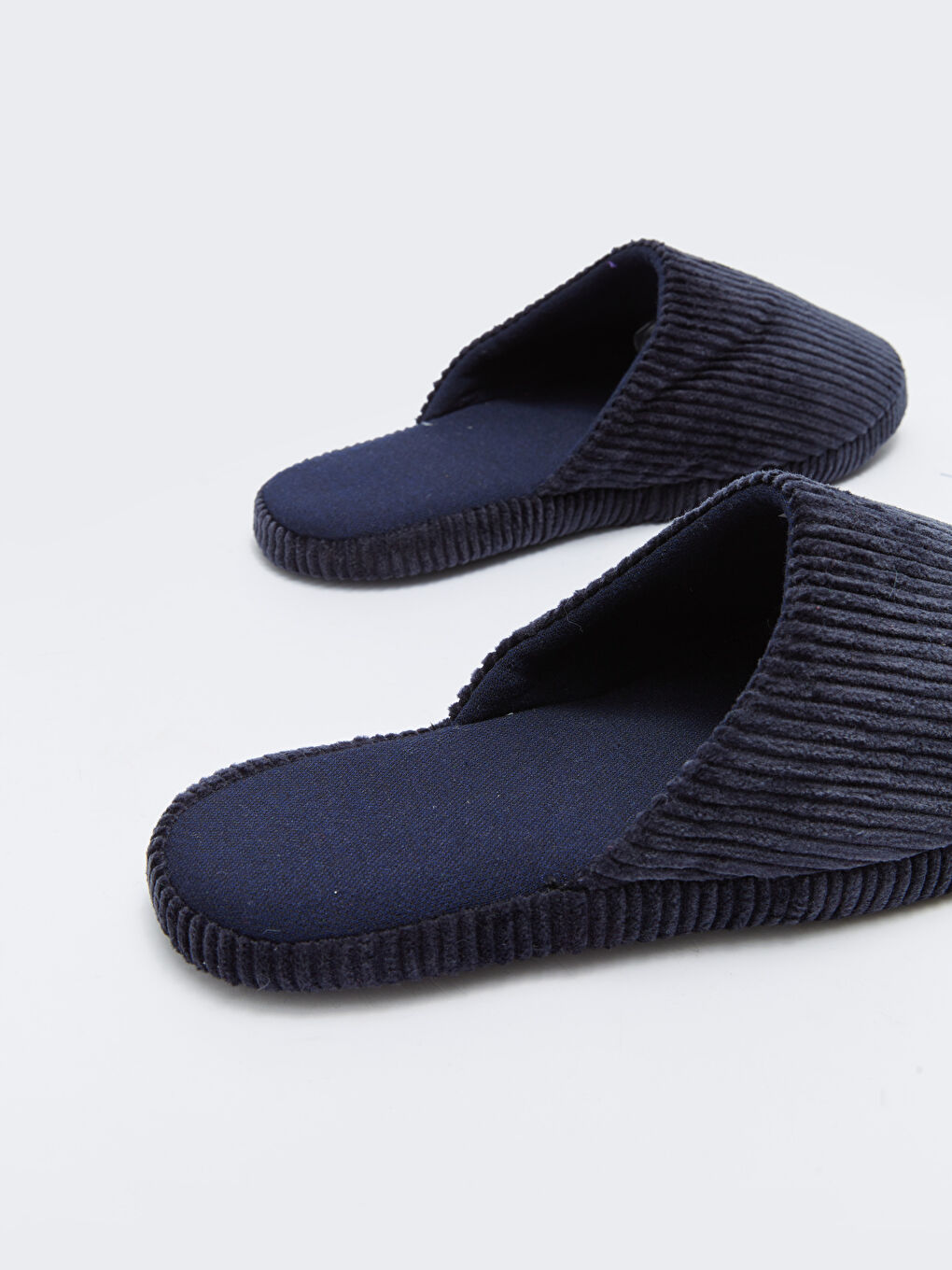 نعال منزلية سادة بمقدمة مغلقة للرجال-4