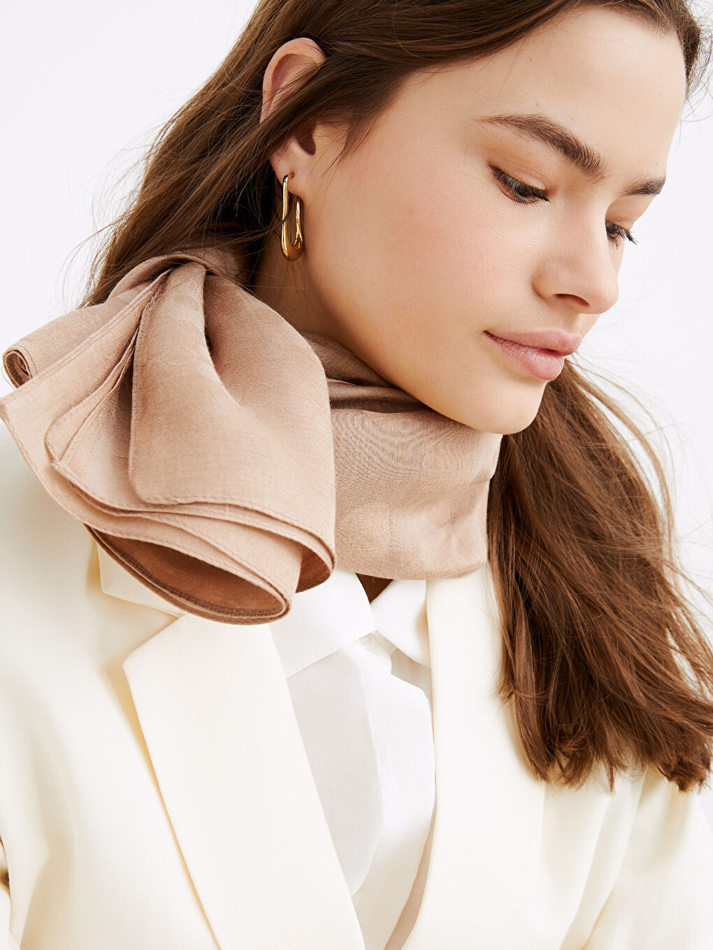 Kahverengi Puantiye Desenli Kadın Şal