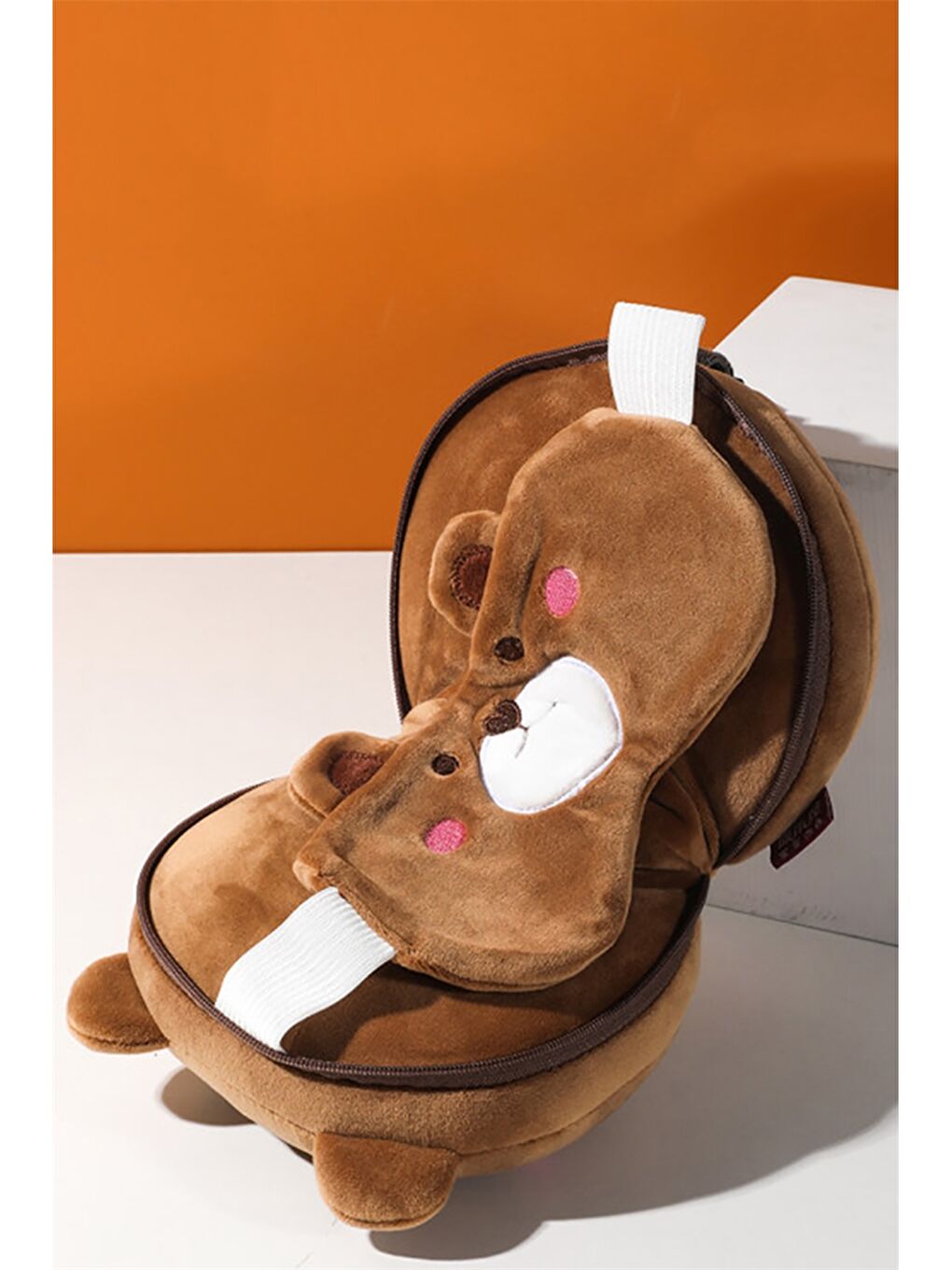 Kahverengi 3D Aplike Detaylı Boyun Yastığı ve Uyku Bandı-3