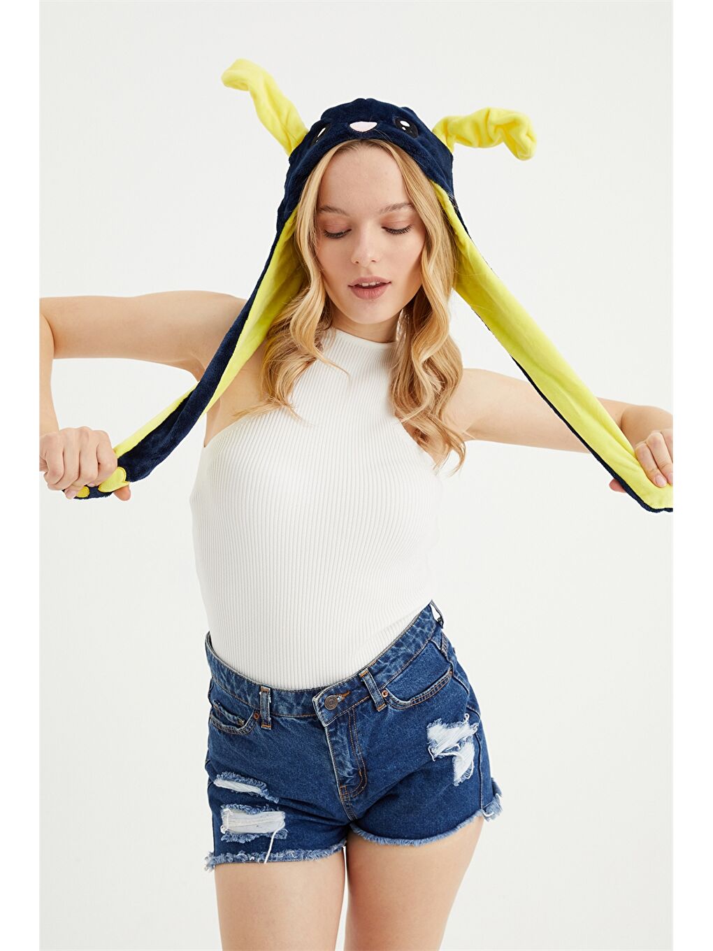 Lacivert Hareketli Kulak Aplikeli Kadın Şapka