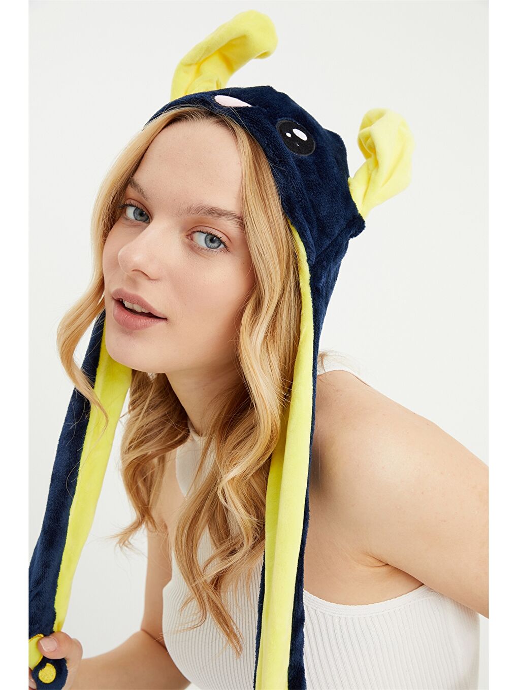 Lacivert Hareketli Kulak Aplikeli Kadın Şapka-1