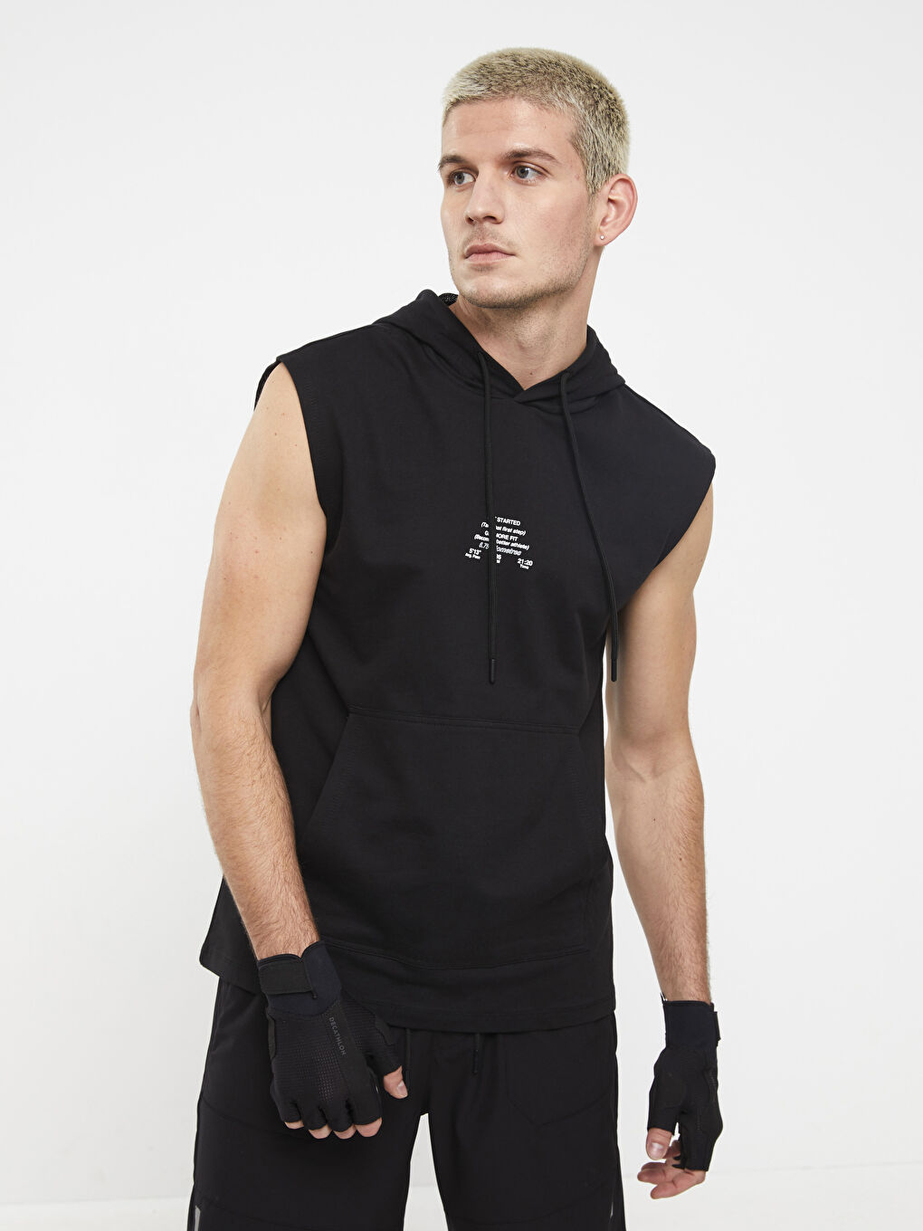 Siyah Kapüşonlu Baskılı Erkek Kolsuz Tişört